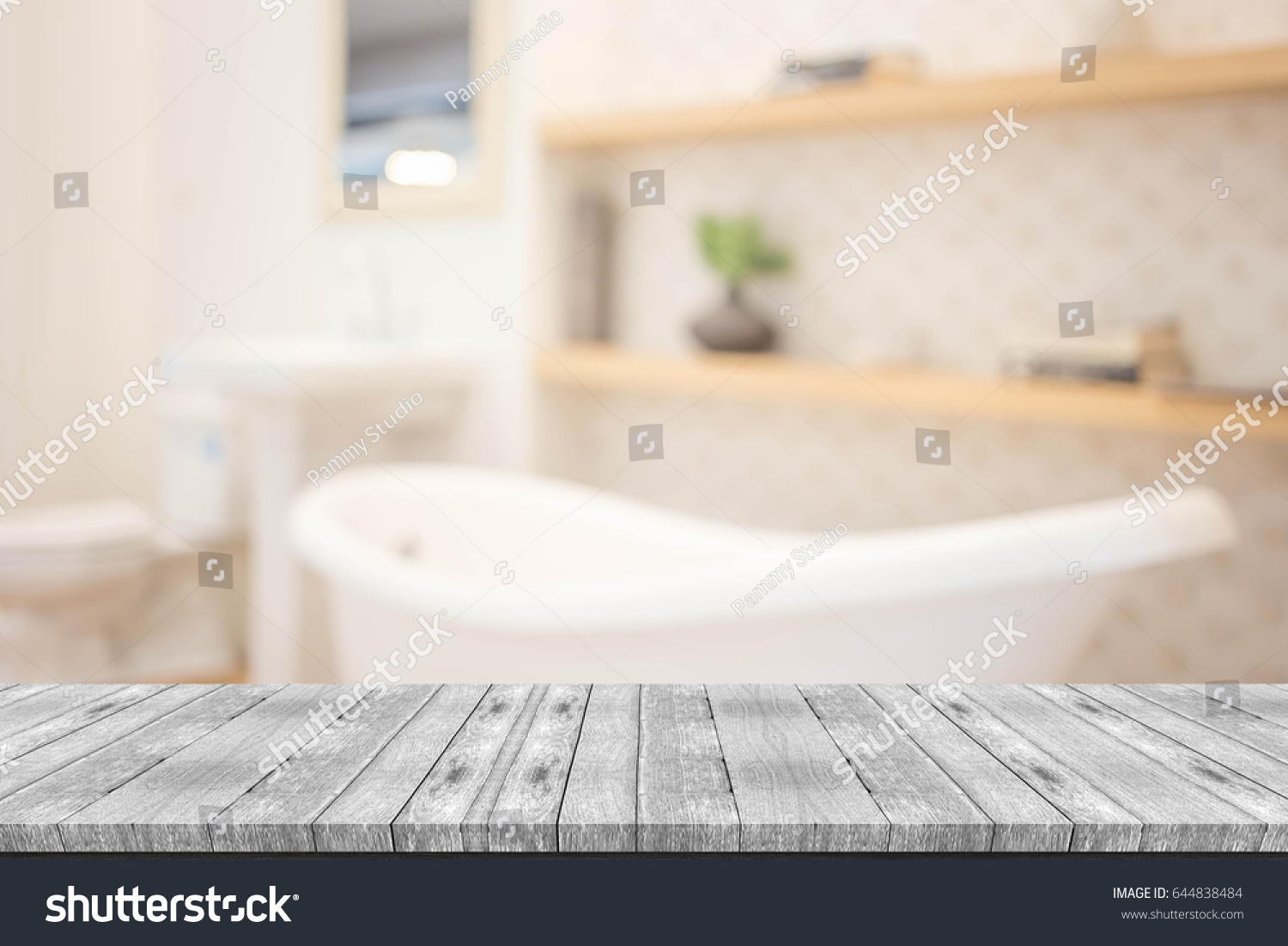 Стол с размытием ванной комнаты
