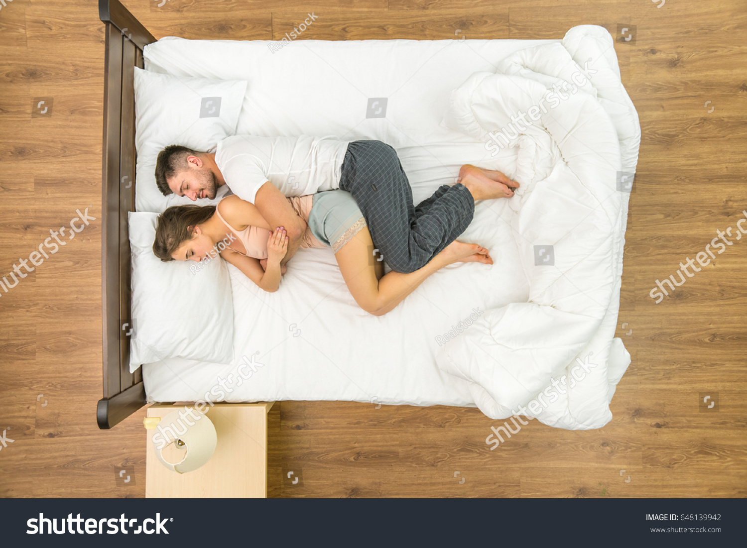 Чужая кровать спать. Кровать вид сверху. Лежать поперек кровати. Парень и девушка лежат на кровати вид сверху. Лежит на кровати.
