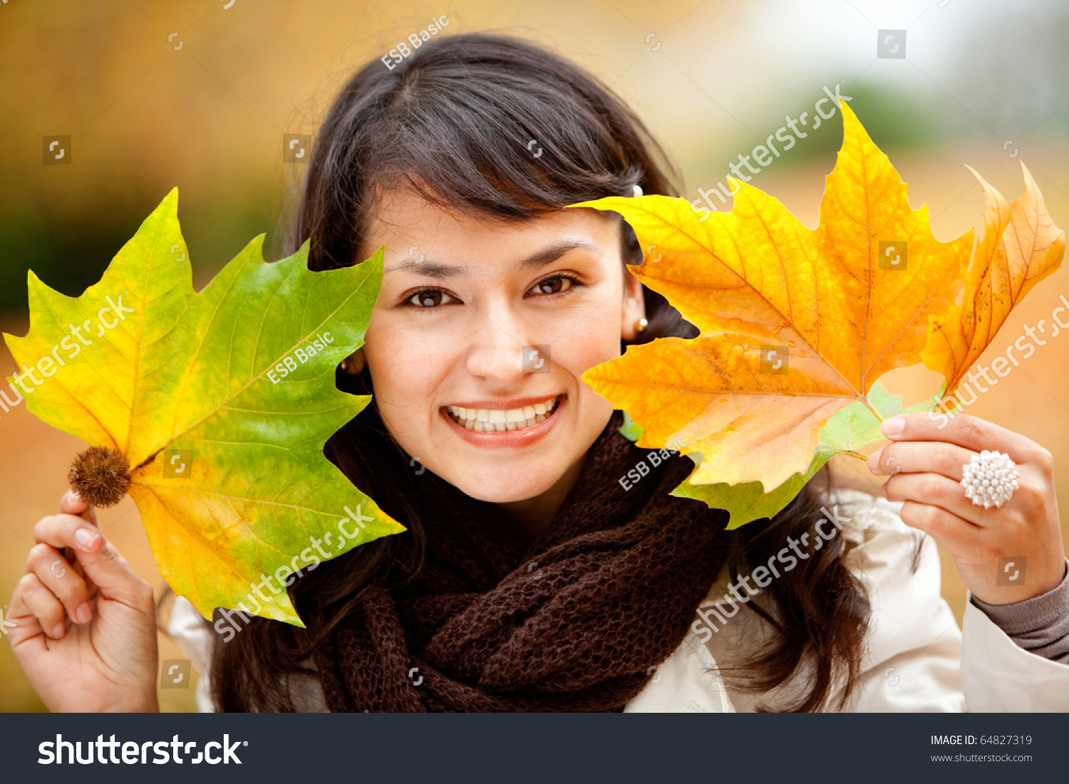 Девушка с кленовым листом
