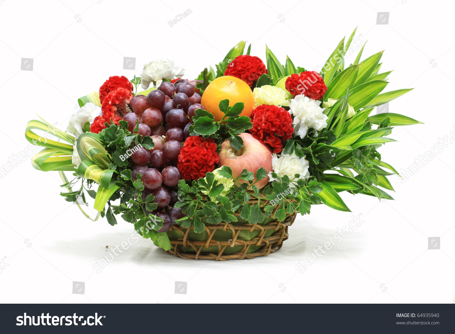 Корзинка с ягодами и цветами подарок