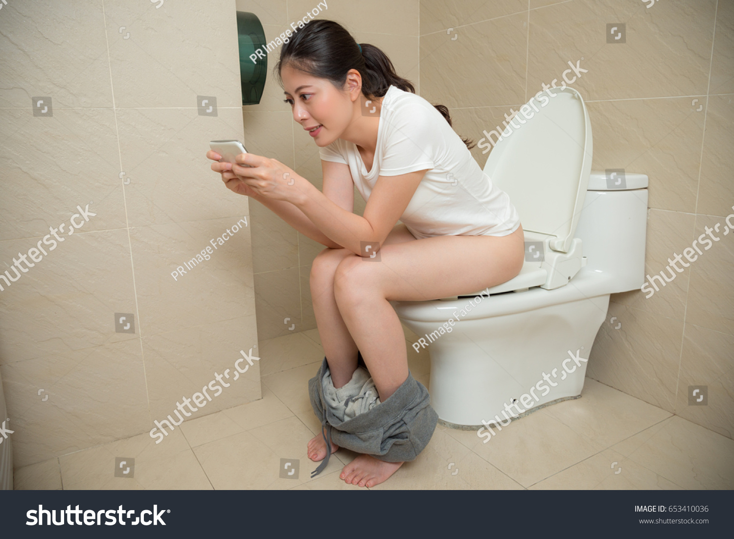 Женщина сидит в туалете