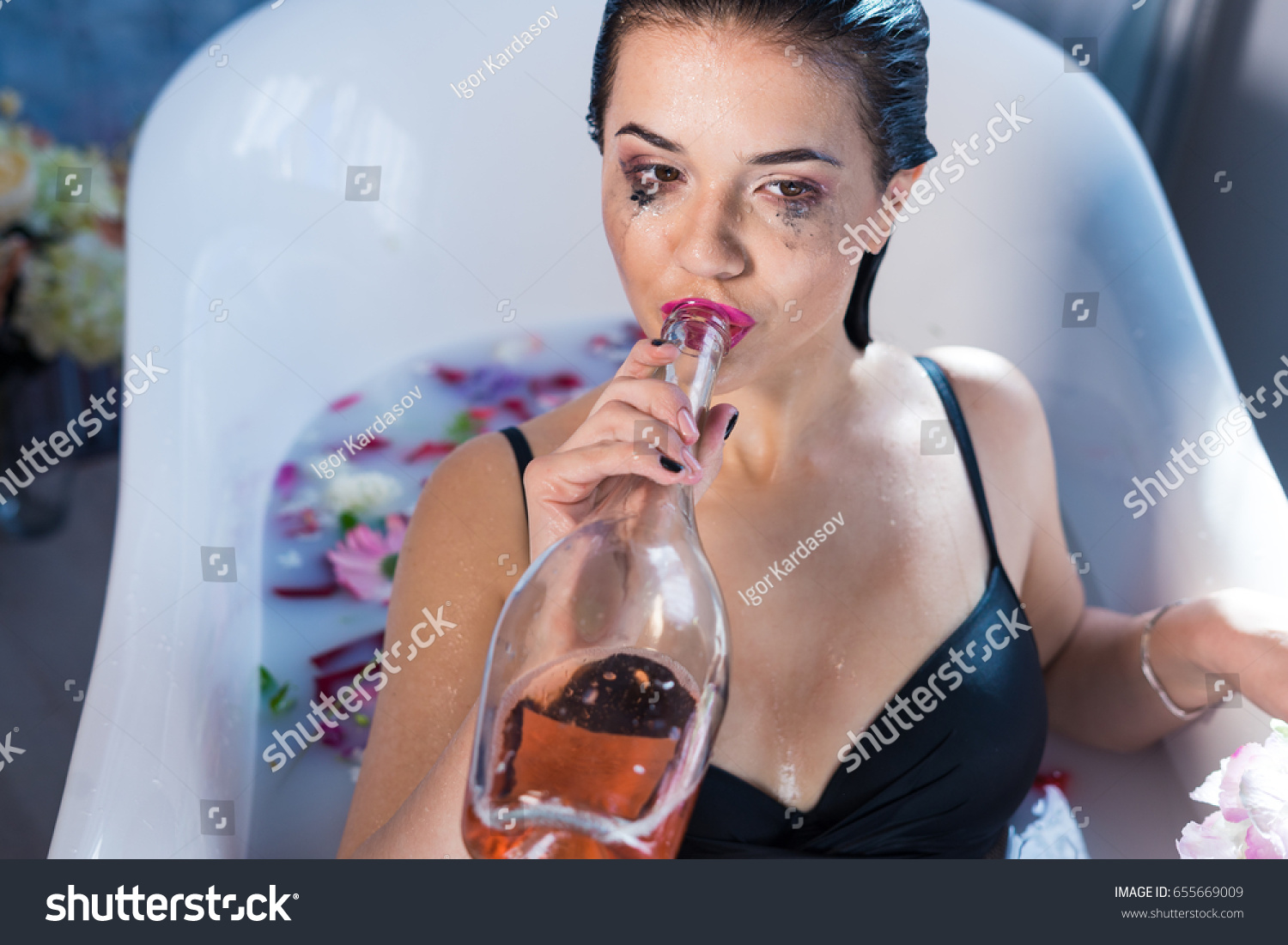 Cambiarse de ropa Polvoriento Series de tiempo Sexy Brunette Drunk Girl Hot Bath Foto de stock 655669009 | Shutterstock