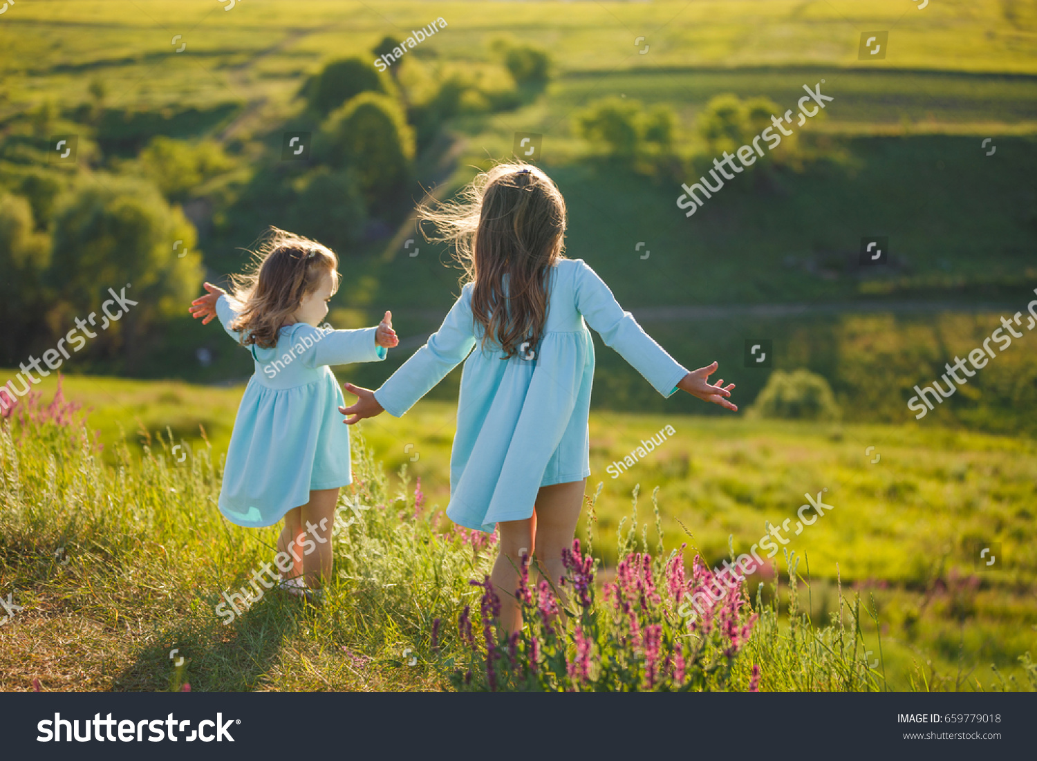 Little girl sisters. Freedom девочка. 2 Sisters outside. Teen outside playing.