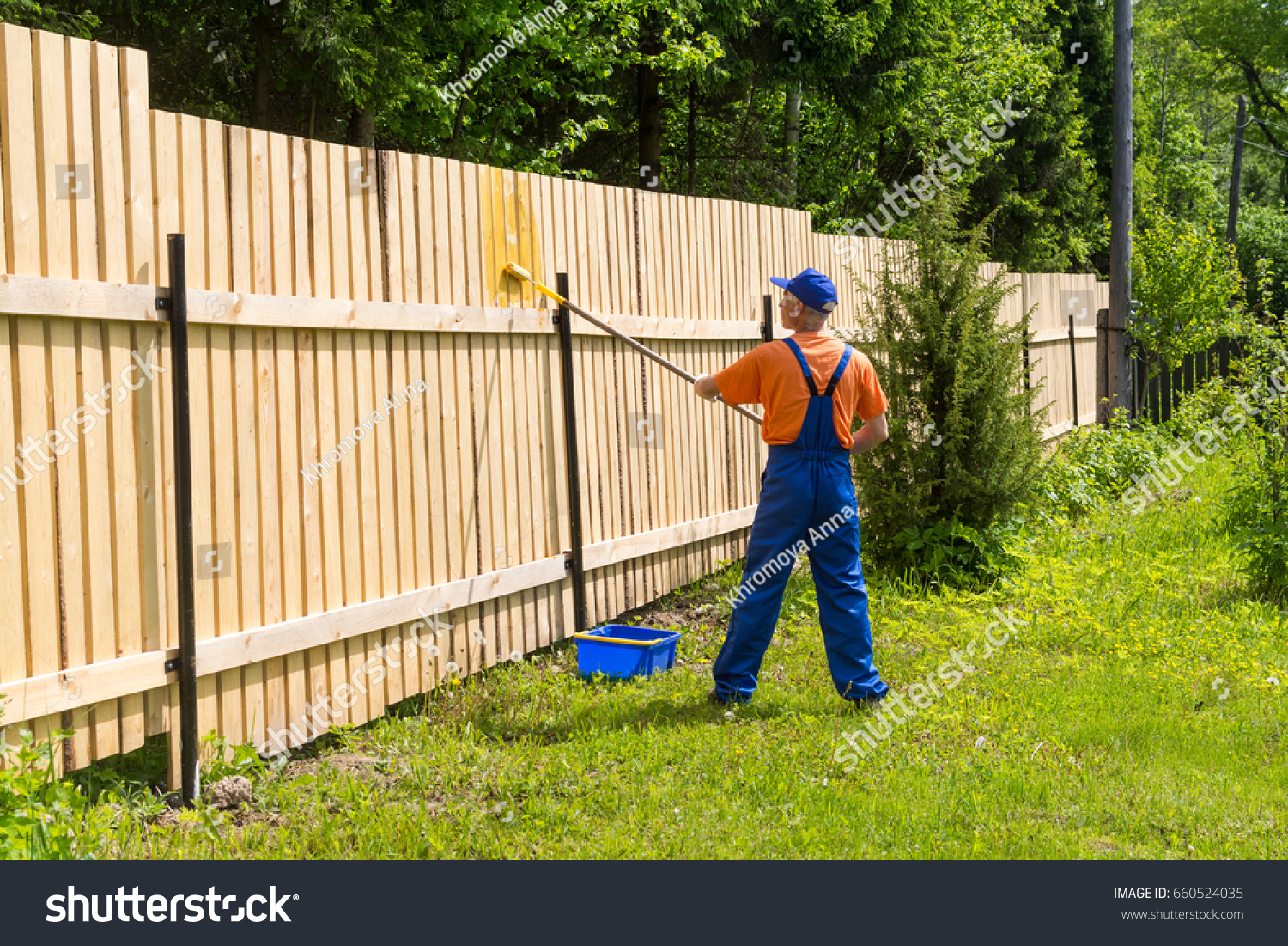 How to Paint a Fence With a Roller 