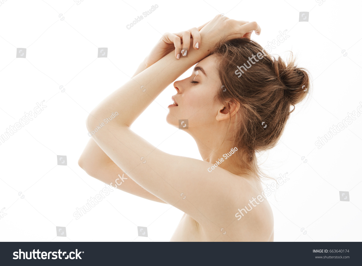 Young Tender Nude Girl Bun Posing库存照片663640174 Shutterstock