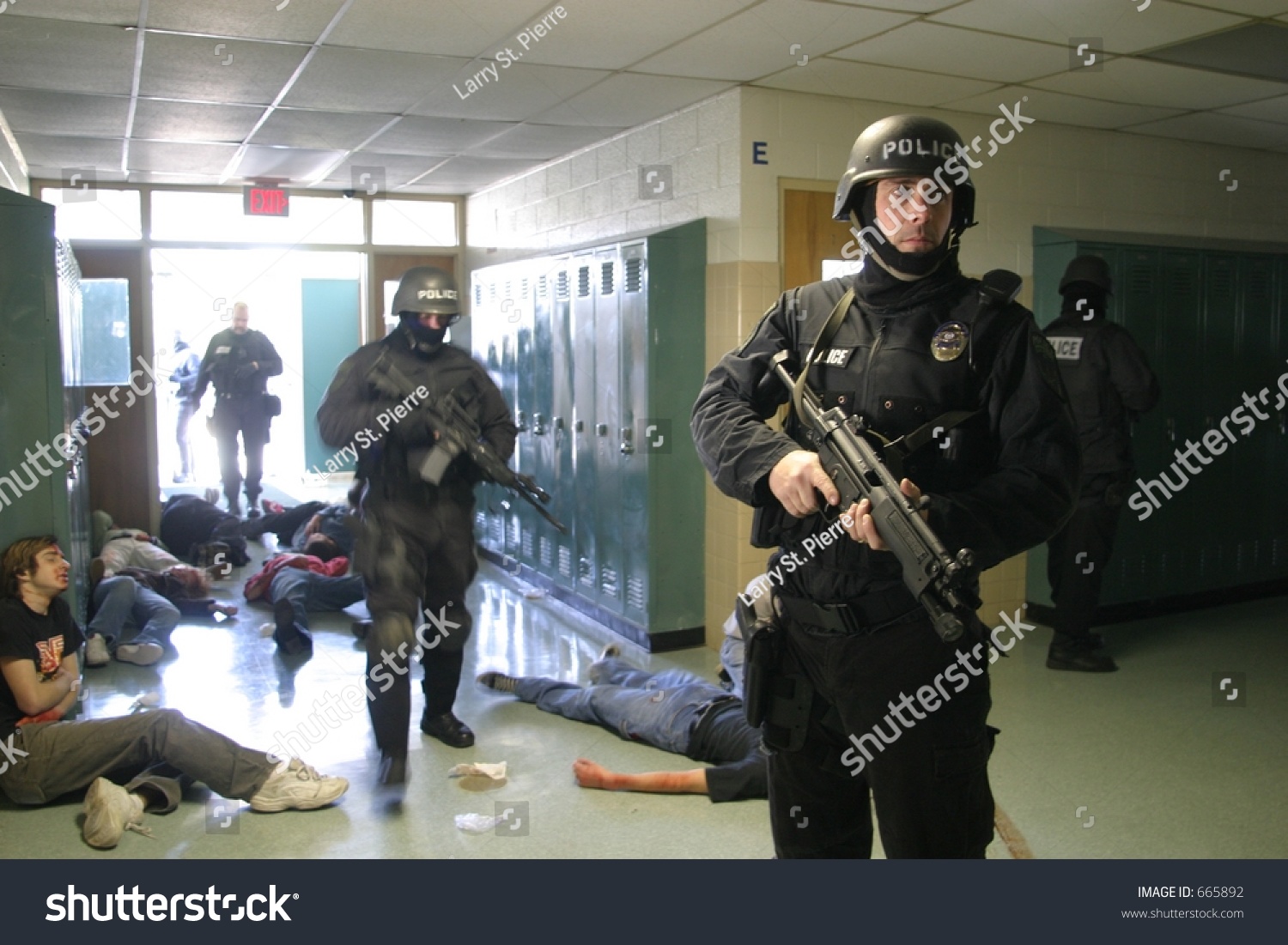 Теракт в школе сша. Скулшутинг Колумбайн 1999. Школьник с оружием. Террористы в Америке в школе. Стрельба в школе терроризм.