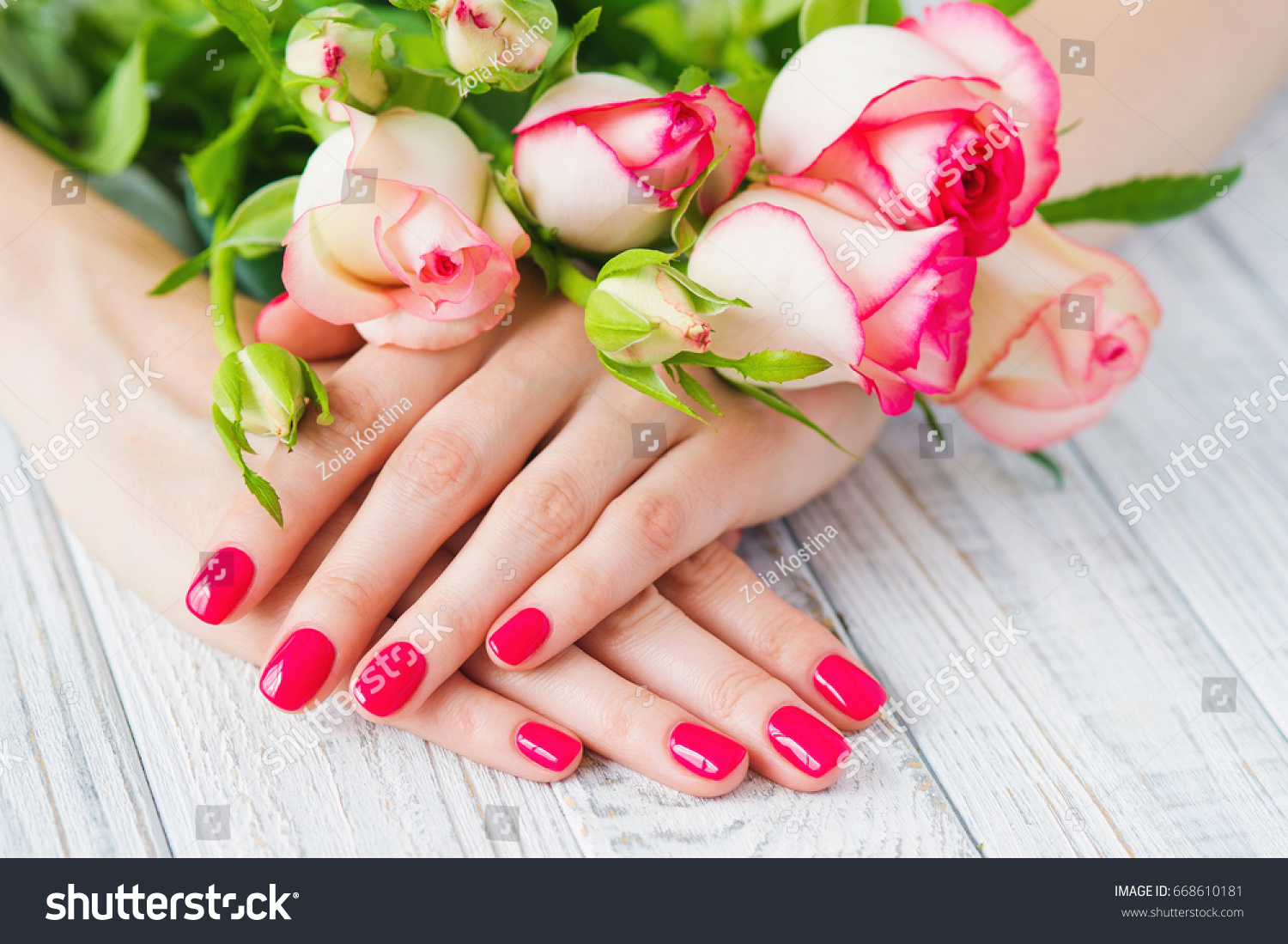 Ногти на фоне цветов
