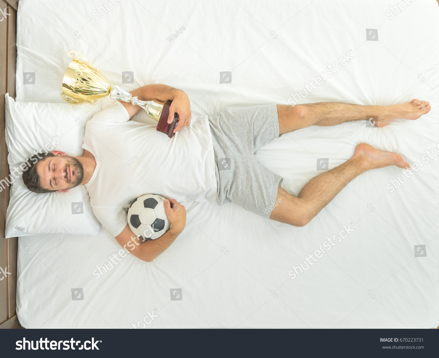 На балконе лежит мяч. Мячик спит. Как хорошо спать с мячами. Dude sleeping with a Ball Globe. Show balls sleeping.