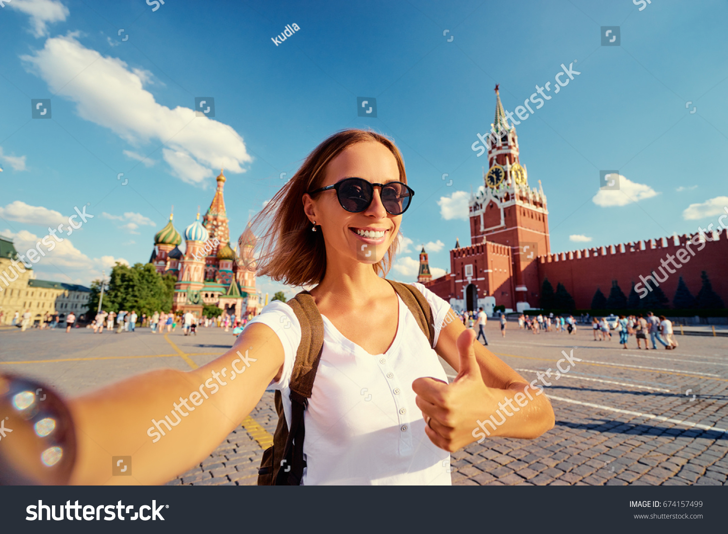 Девушка у Кремля