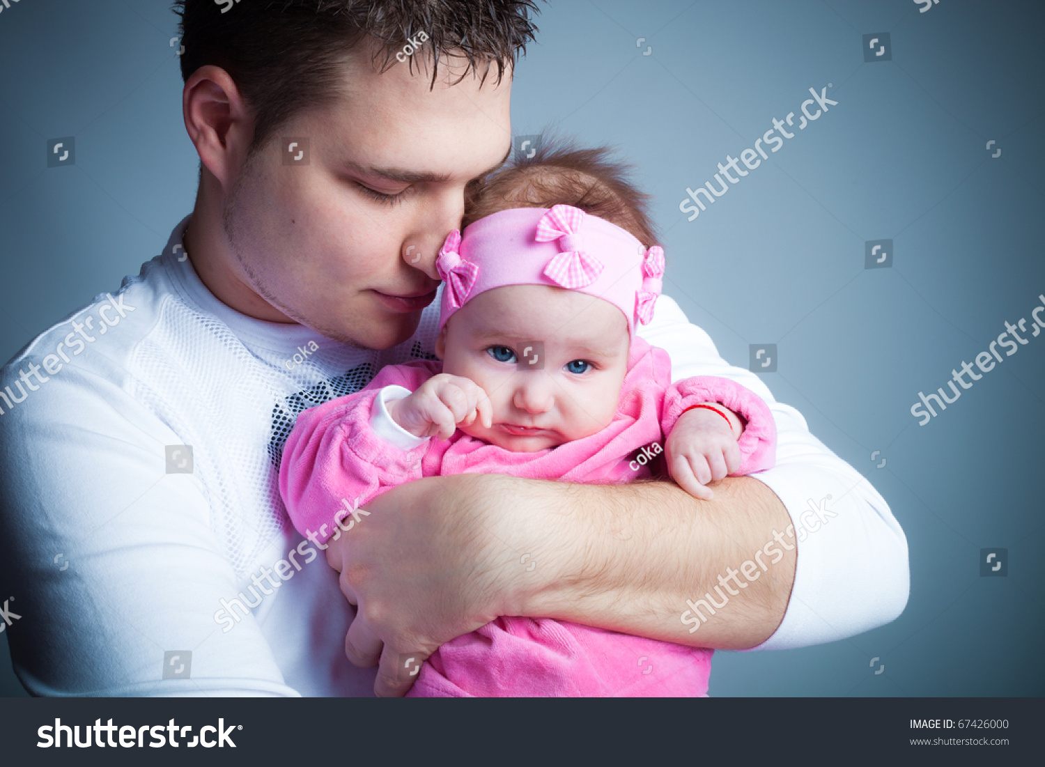 Младенец девочка с папой