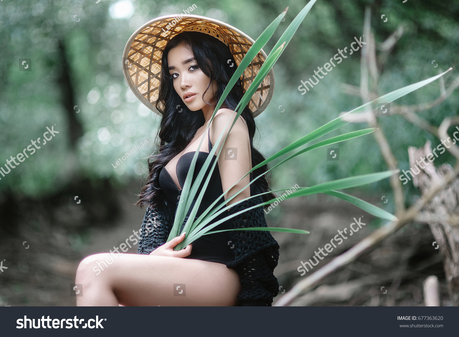 Portrait Vietnamese Girl Wearing Conical Hat Stock Photo 677363620 ...