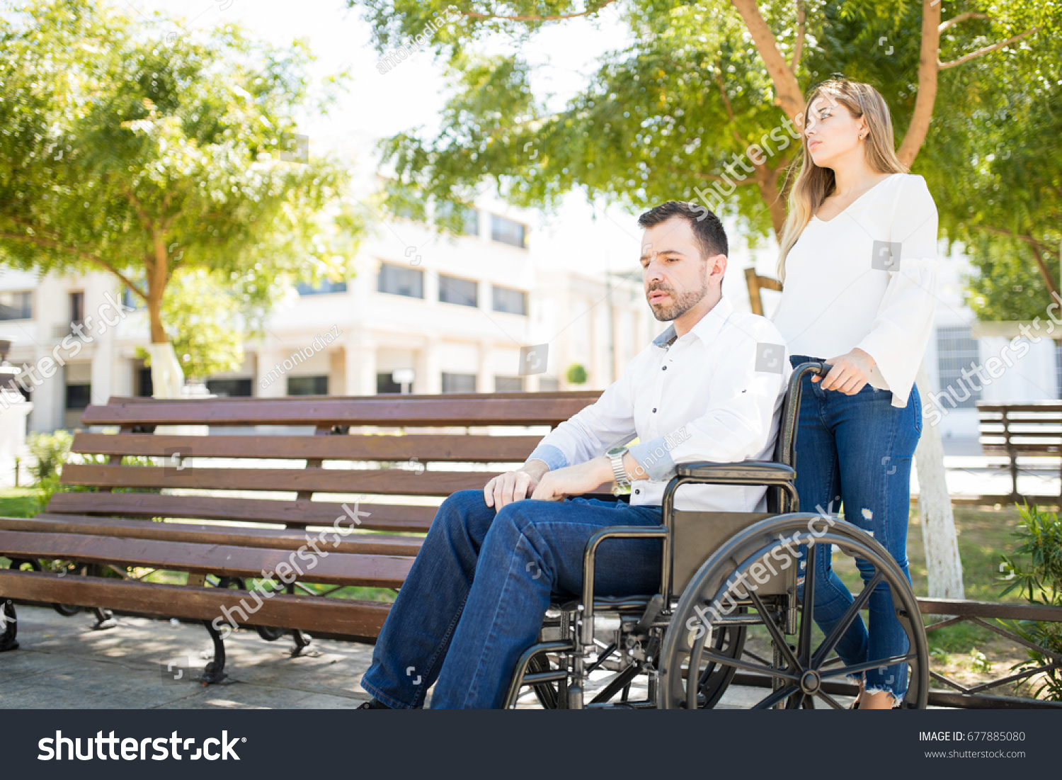 Женщина в инвалидной коляске с мужем