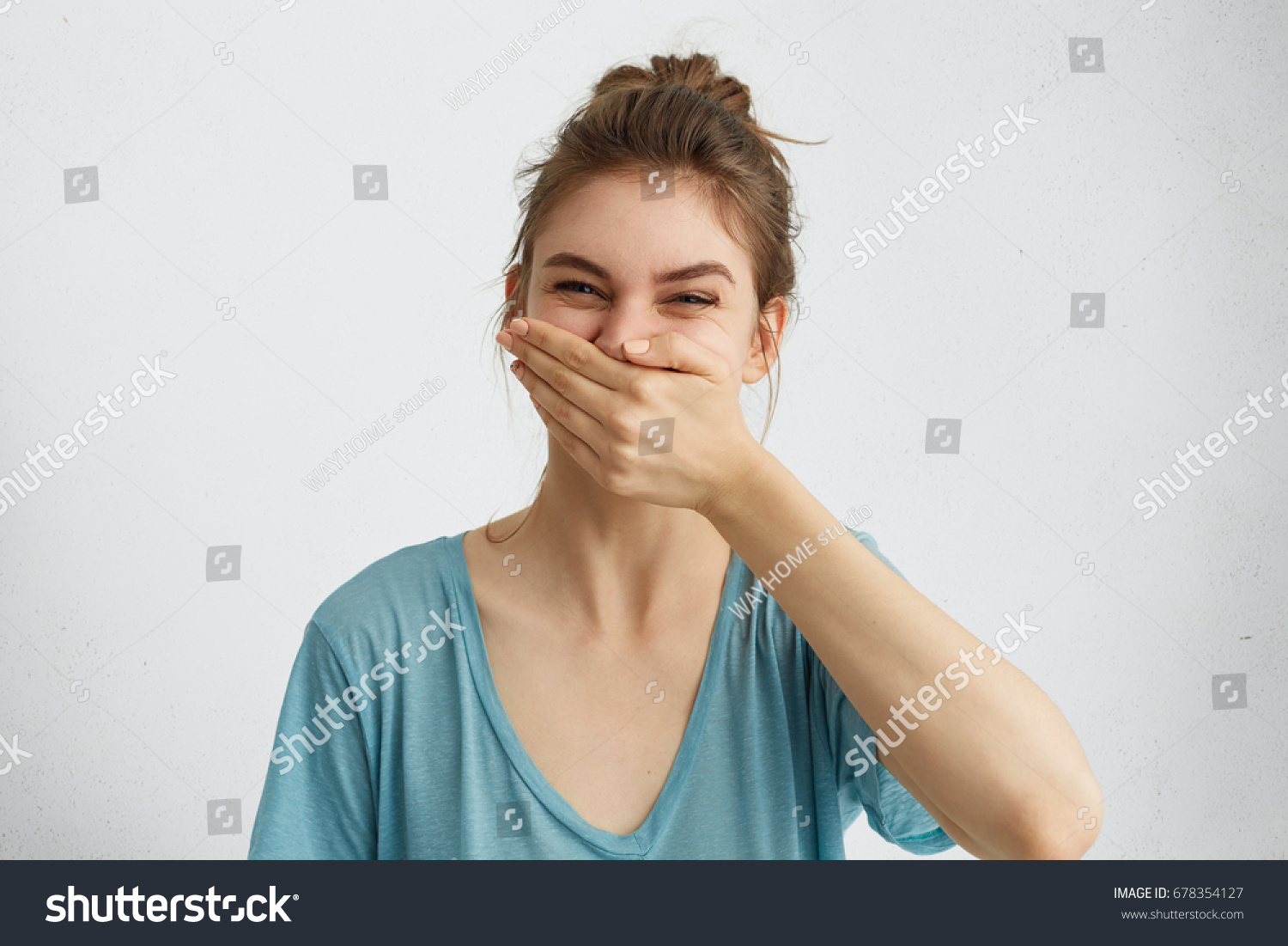 10 Teenage Girl Covering Her Mouth While Laughing Bilder Stockfotos