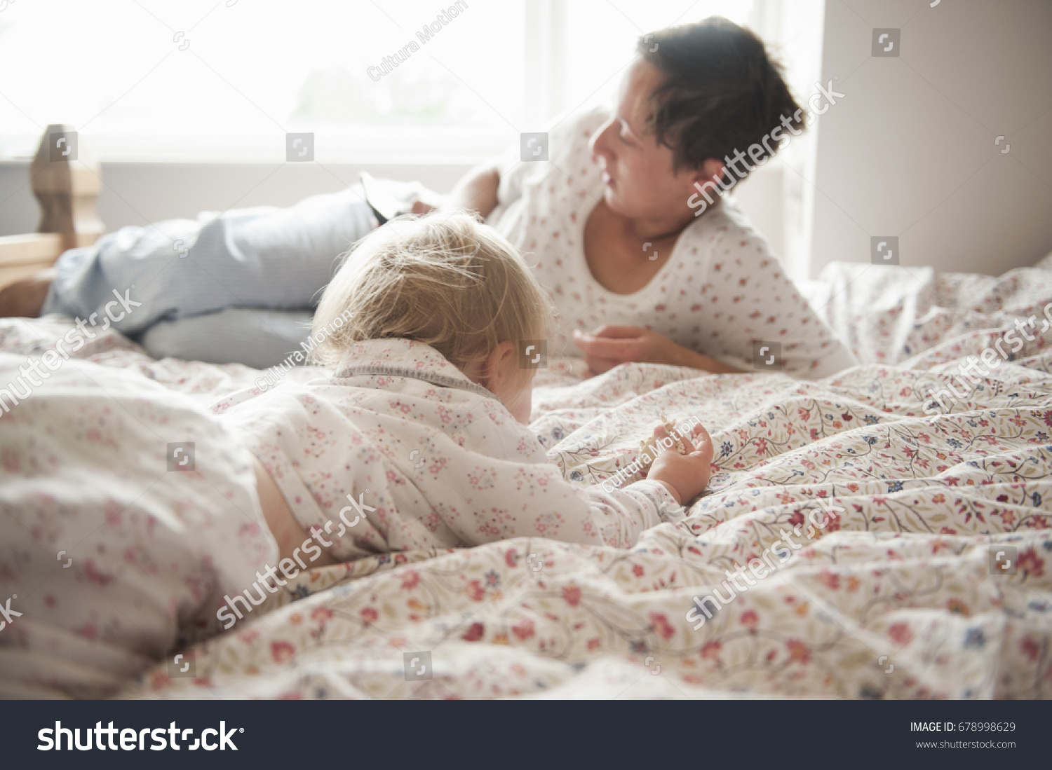 Пришел к маме в постели. Фотосессия с малышом на кровати. Мама в постельке. Мамочки на кровати. Девочка и мама в постели -.