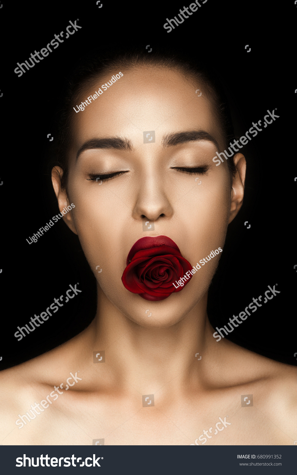 Attractive Naked Woman Closed Eyes Holding Foto Stock Shutterstock