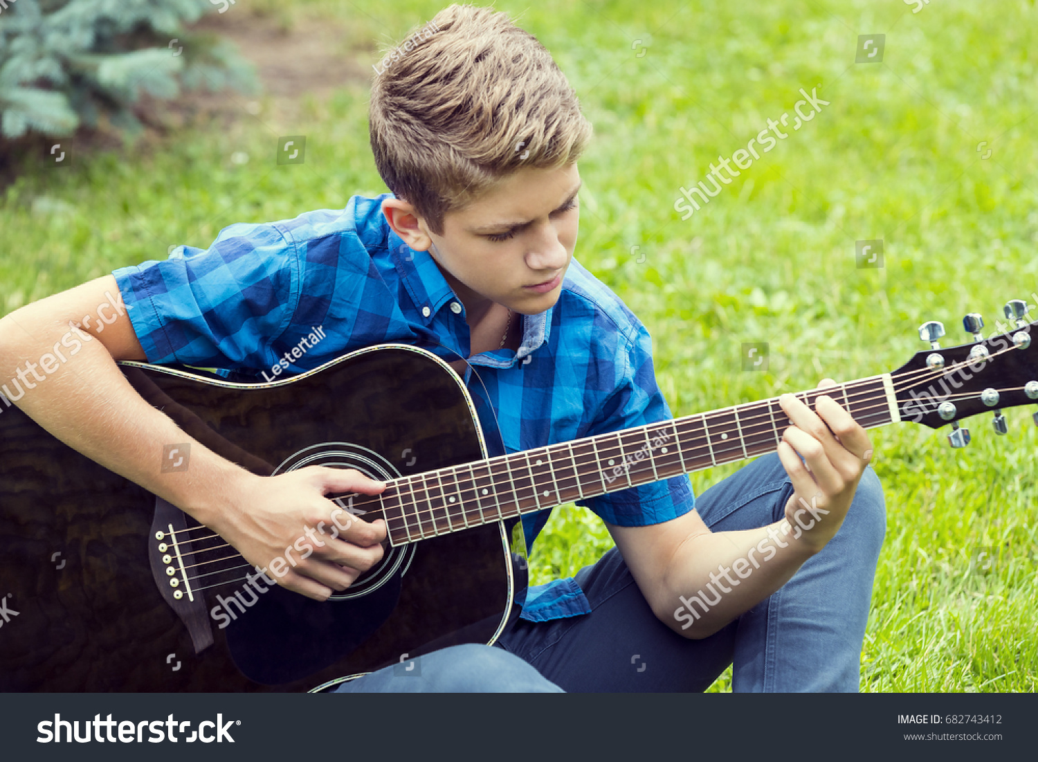 Играть на гитаре молодая