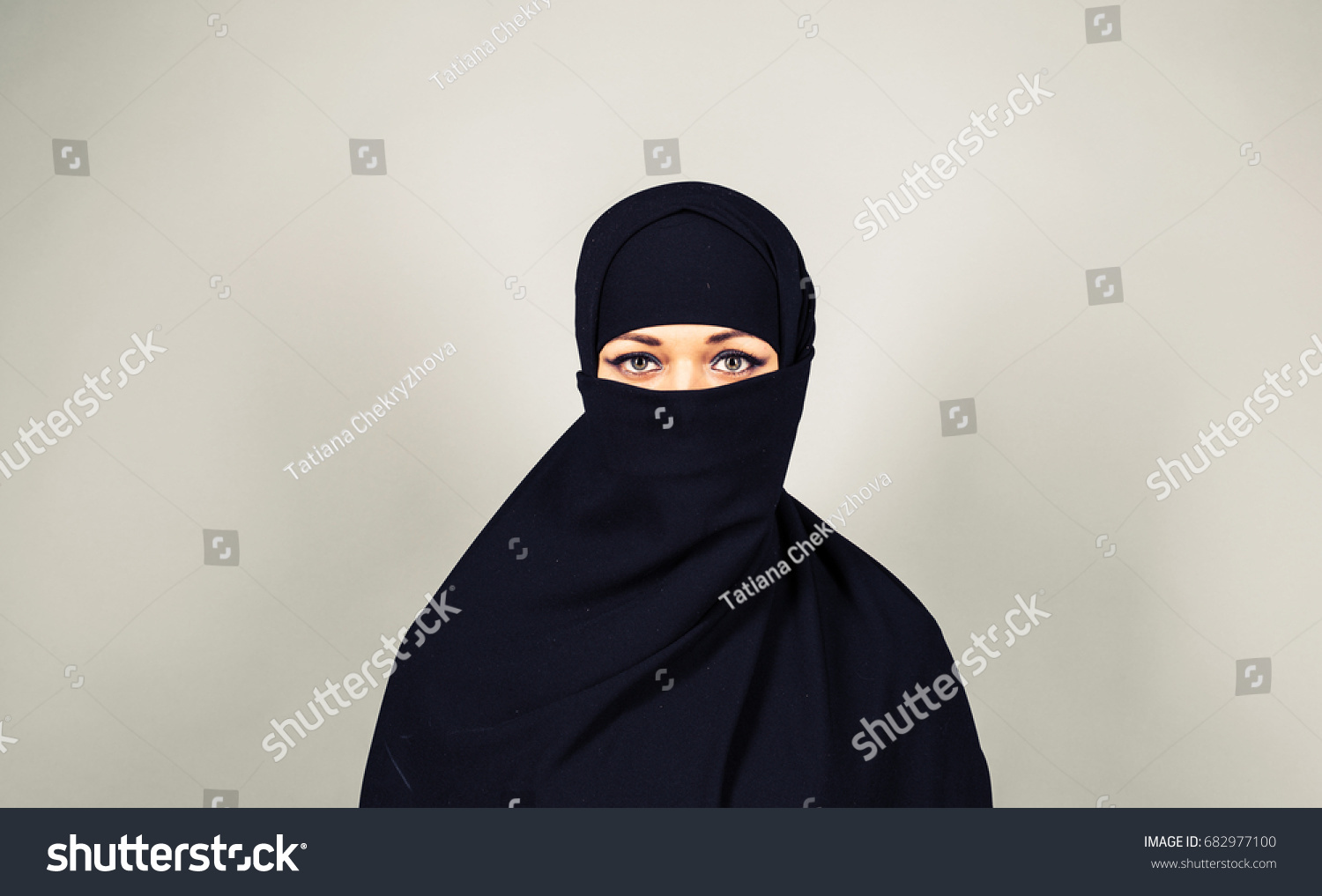 Young Muslim Woman Wearing Niqab Stock Photo 682977100 | Shutterstock