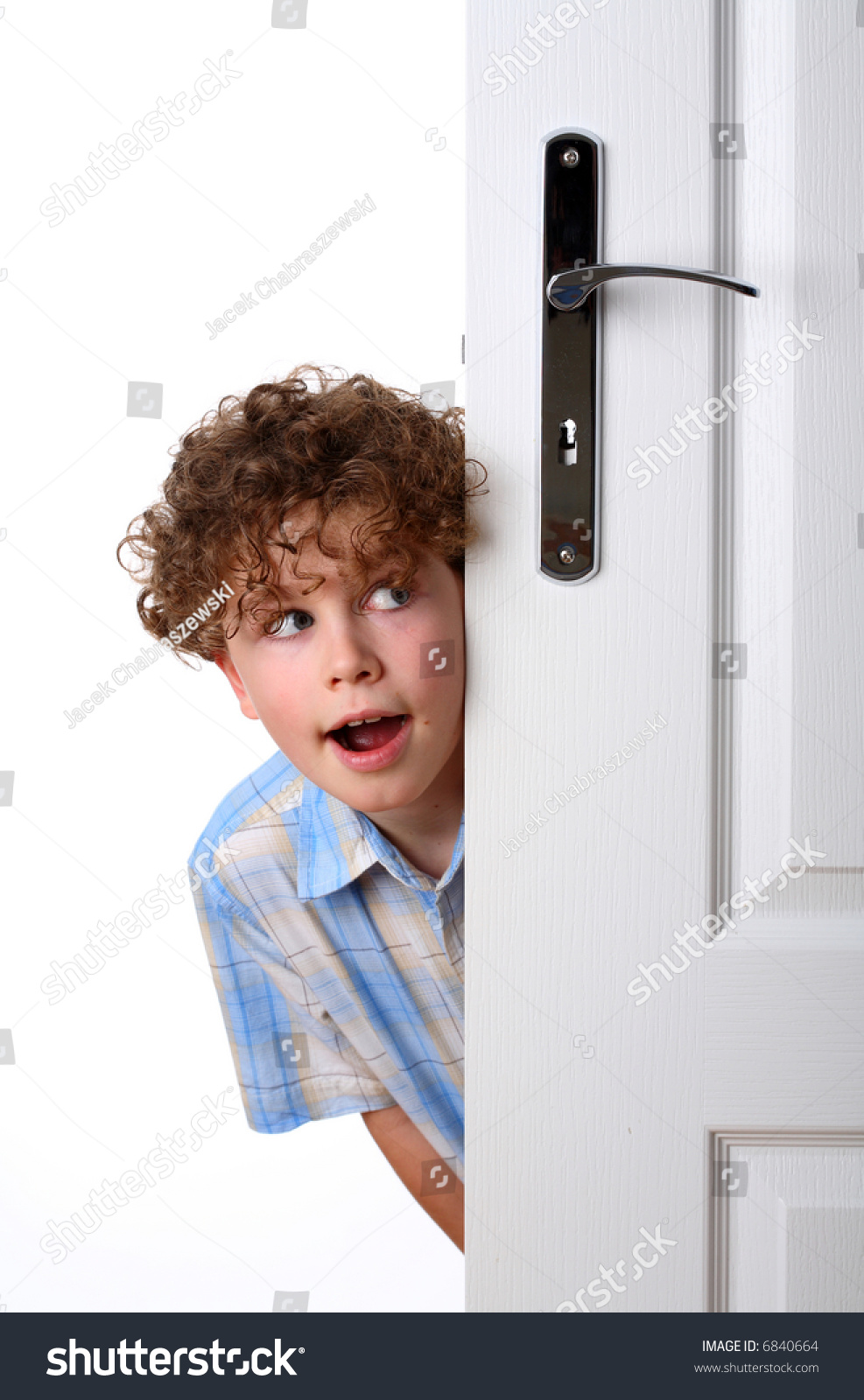 Мальчик и дверь открылась. Человек заглядует в дверь. Заглядывает в дверь. Мальчик за дверью. Ребенок заглядывает в дверь.