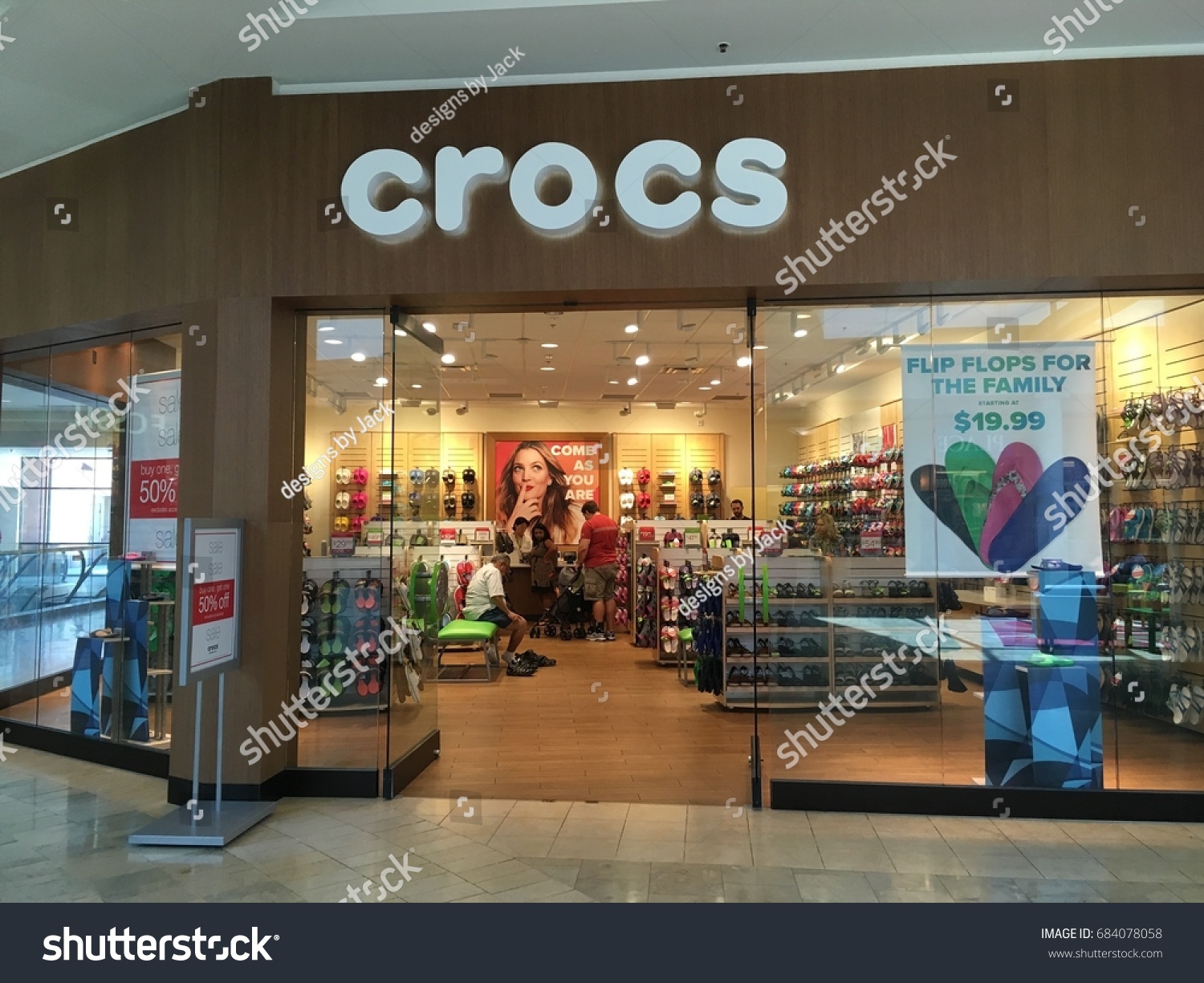 crocs paradigm mall