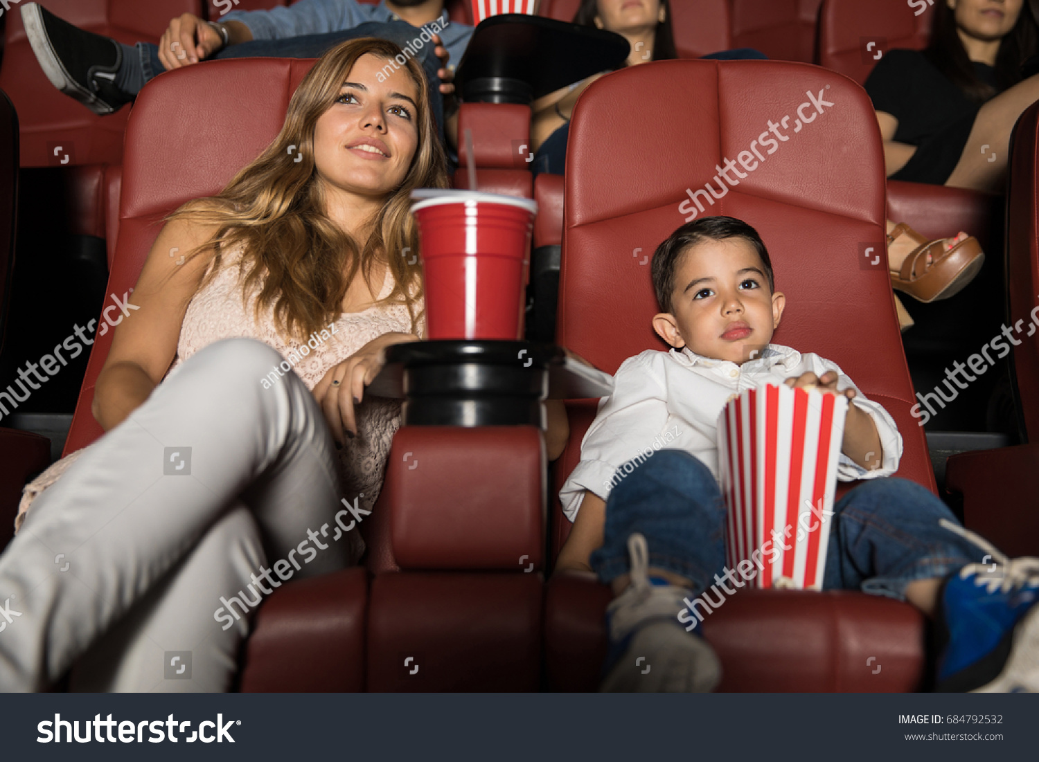 Mother son date night. С мамой в кинотеатре. С сыном в кинотеатре. Мать и сын в кинотеатре. Мать в кино картинка.