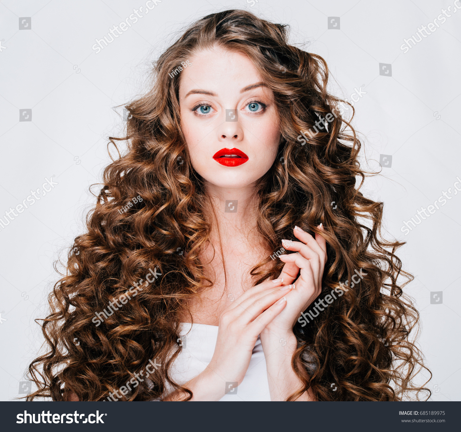 Woman Red Lipstick Curly Hair Fashion ภาพสต็อก 685189975 Shutterstock 6545