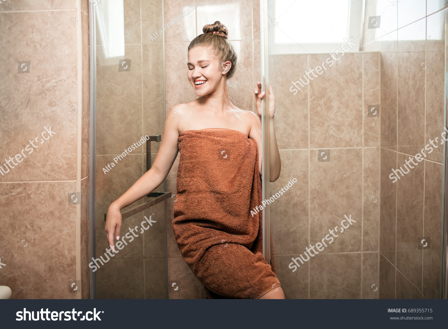 Sexy Girls In The Shower