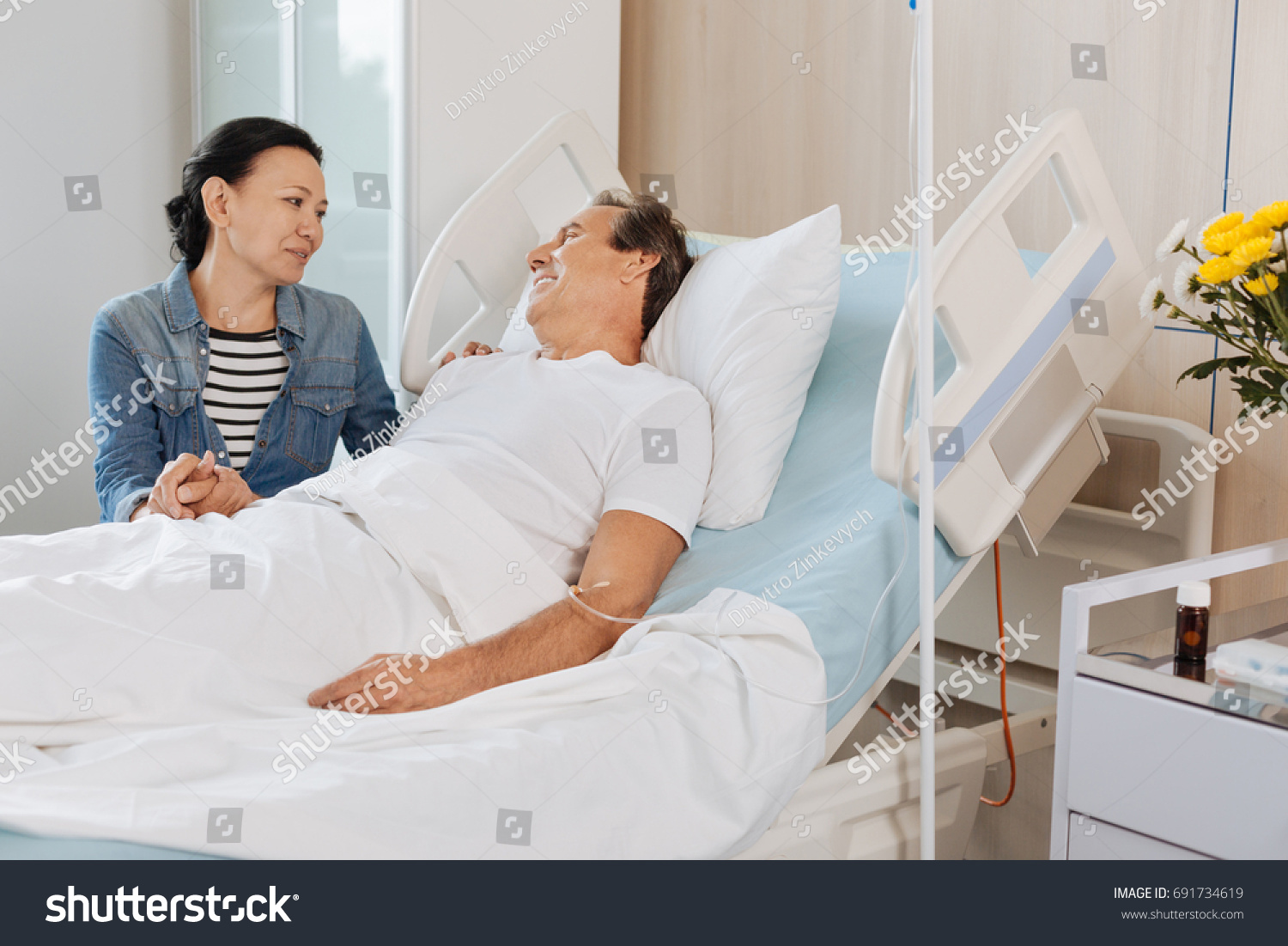 Человек на больничной кровати