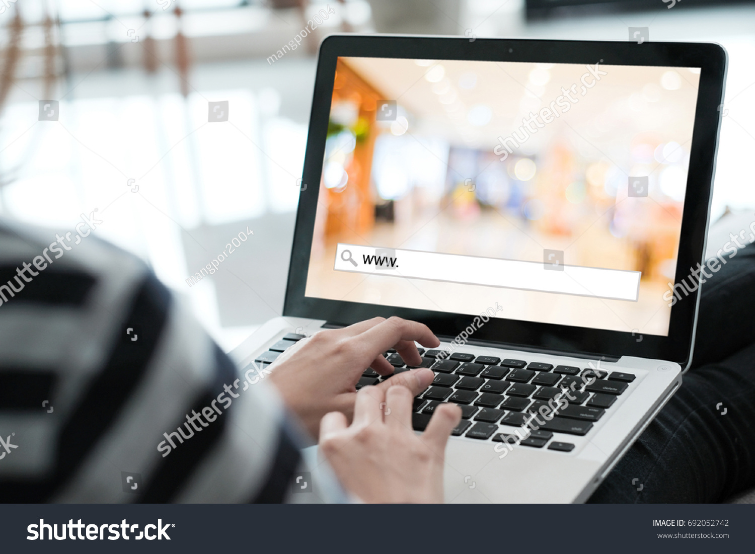 Снять интернет. Пароль Shutterstock. Фото Mac и интернет. Стиль 2022 в интернете. Internet 2021.