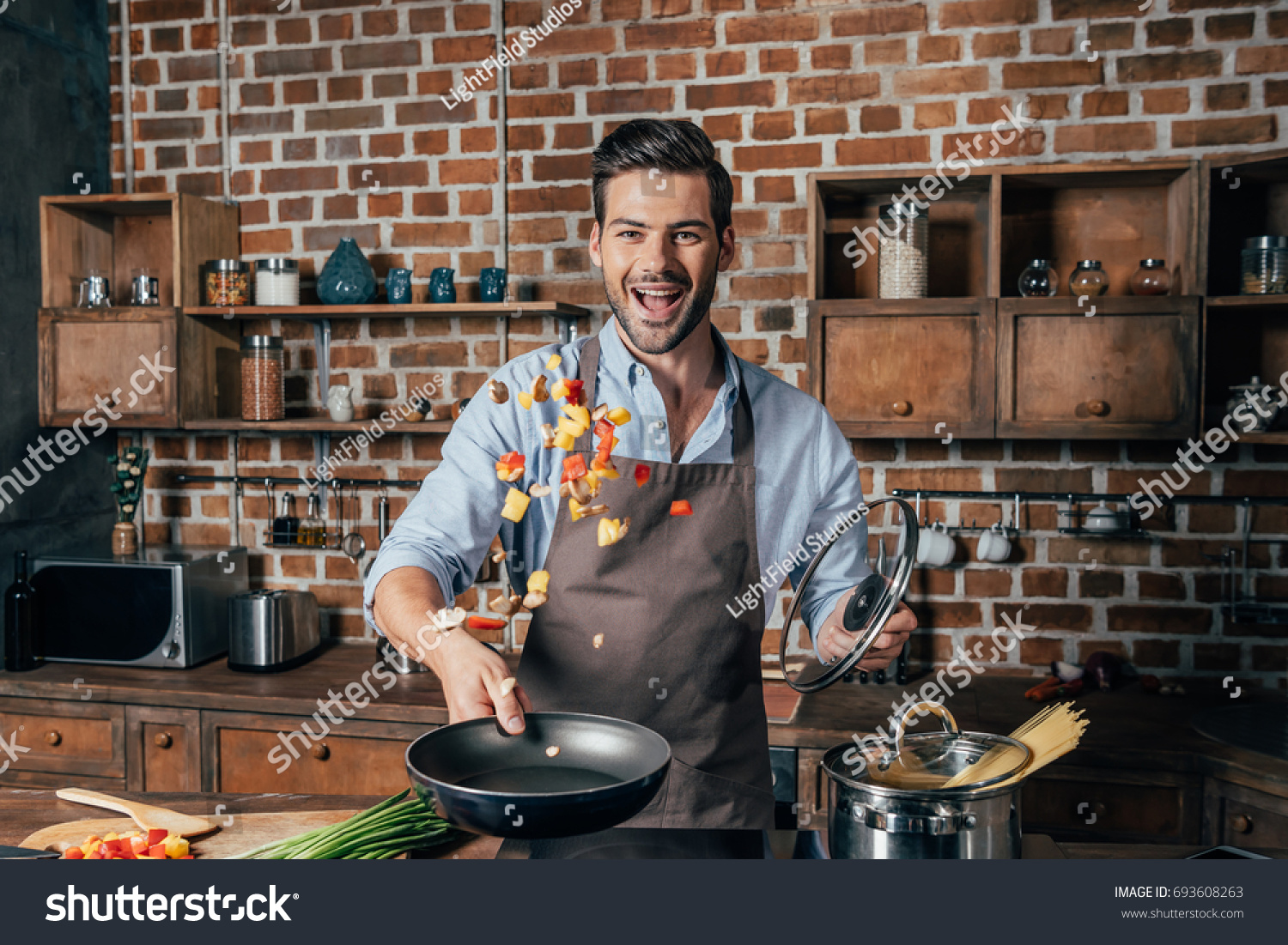 He is cooking. Повар мужчина на кухне. Повар мужчина готовит. Готовка мужчина повар. Готовить в фартуке повара.