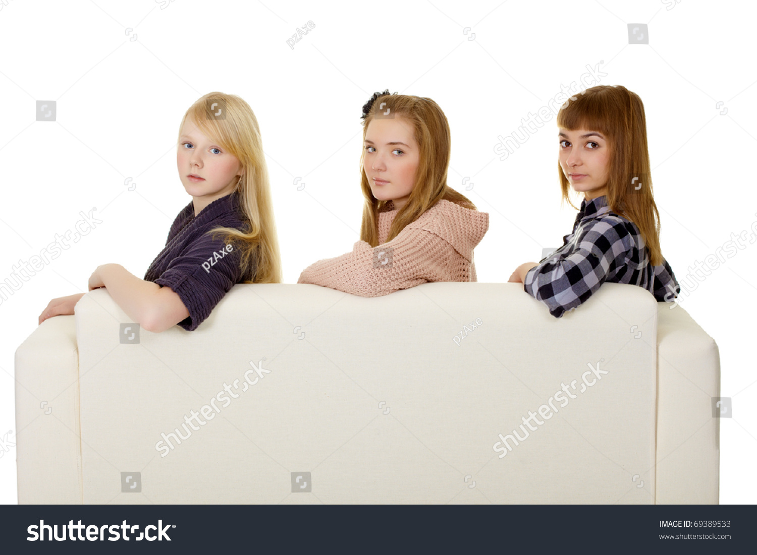 Три девушки на диване