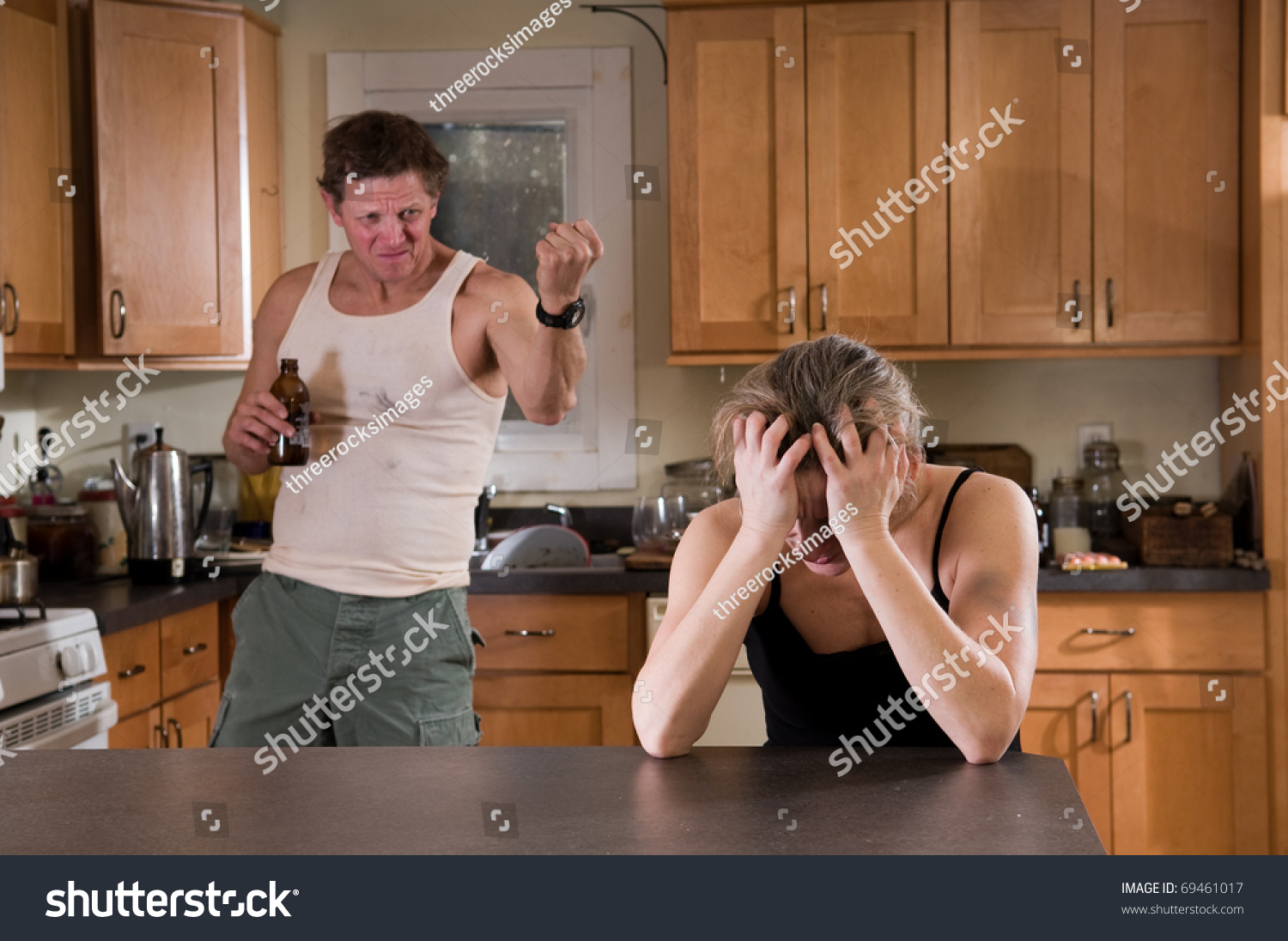 Муж пьет месяц. Мужчина и женщина на кухне. Муж и жена ссорятся на кухне. Семейная ссора на кухне. Ссора на кухне мужа и жены.