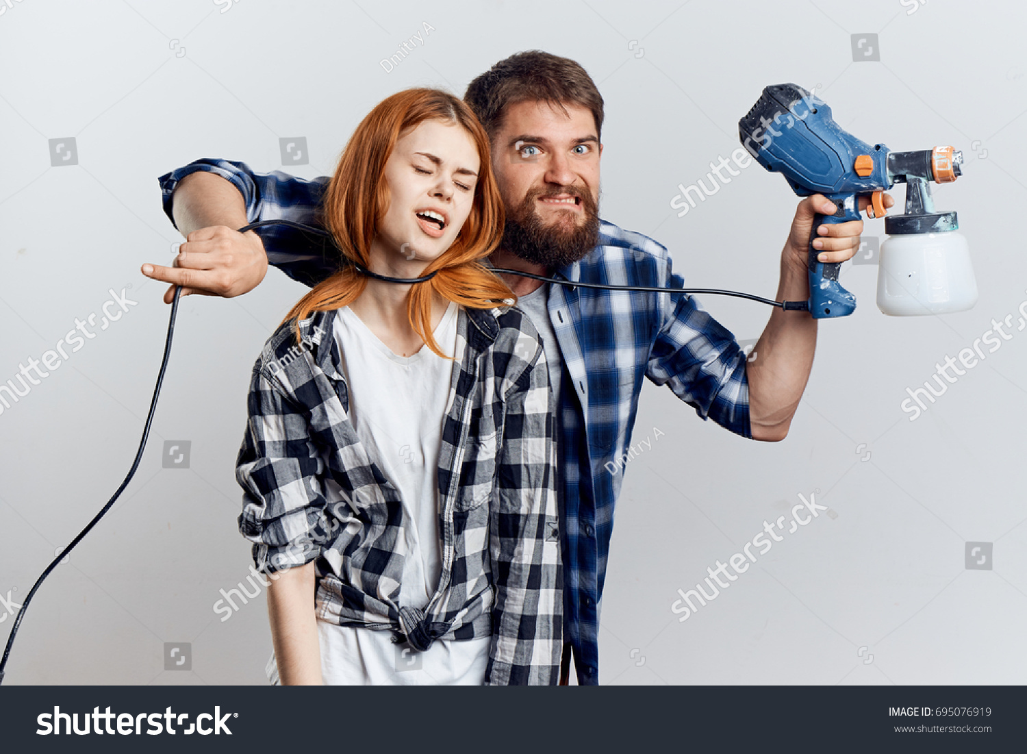 Man Strangles Woman Wire Spray Gun Stock Photo 695076919 | Shutterstock