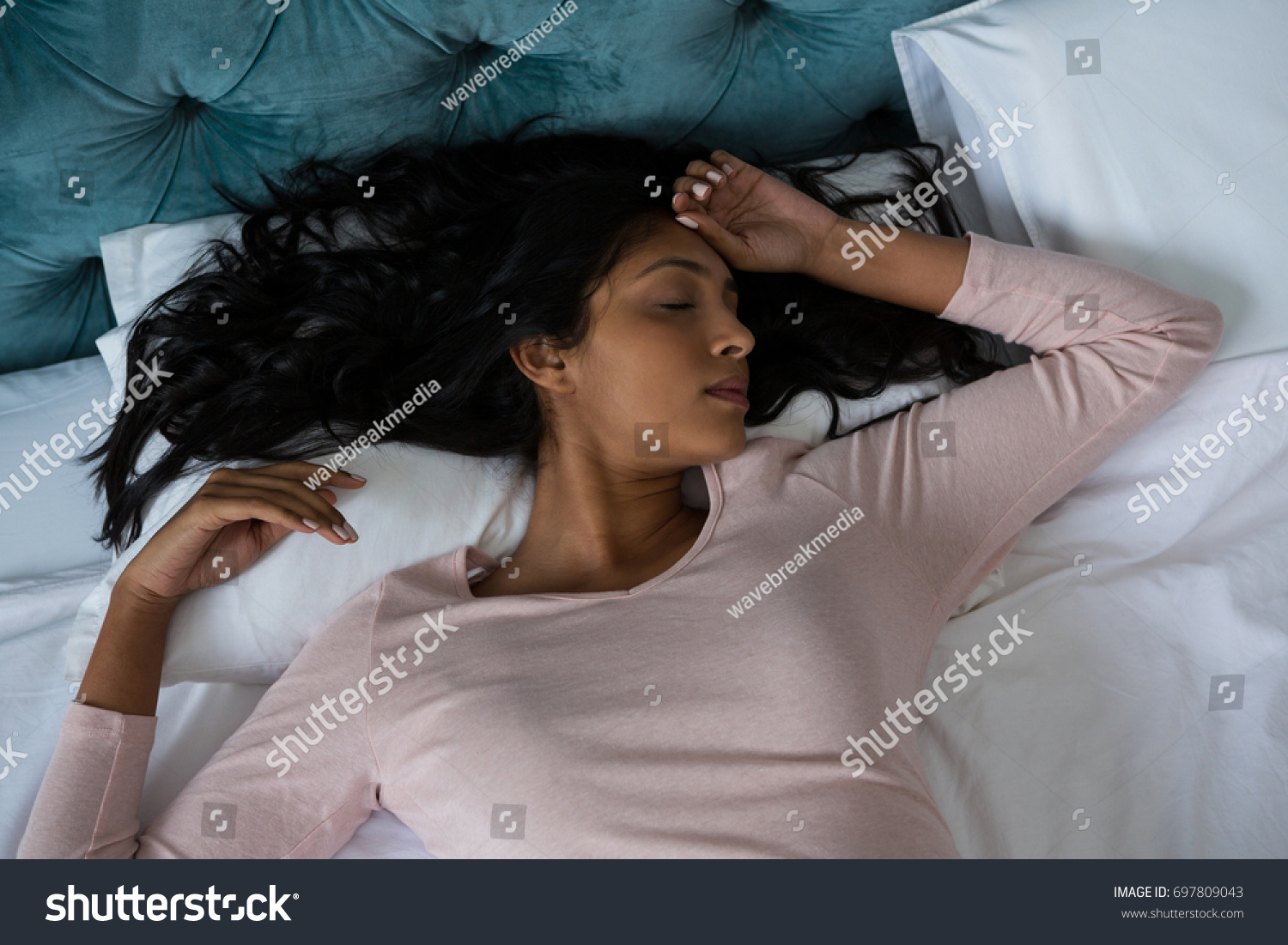 Сильные стоны девушки. Арабские женщины в постели. Women sleeping Bed. Girl sleeping with wet hair.