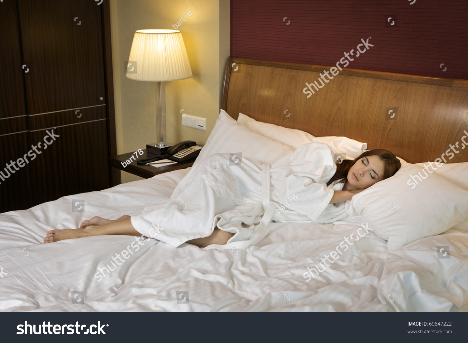 Спит в гостинице