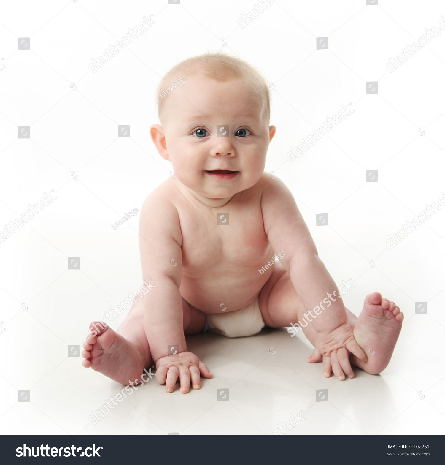 Новорожденный ребенок голенький