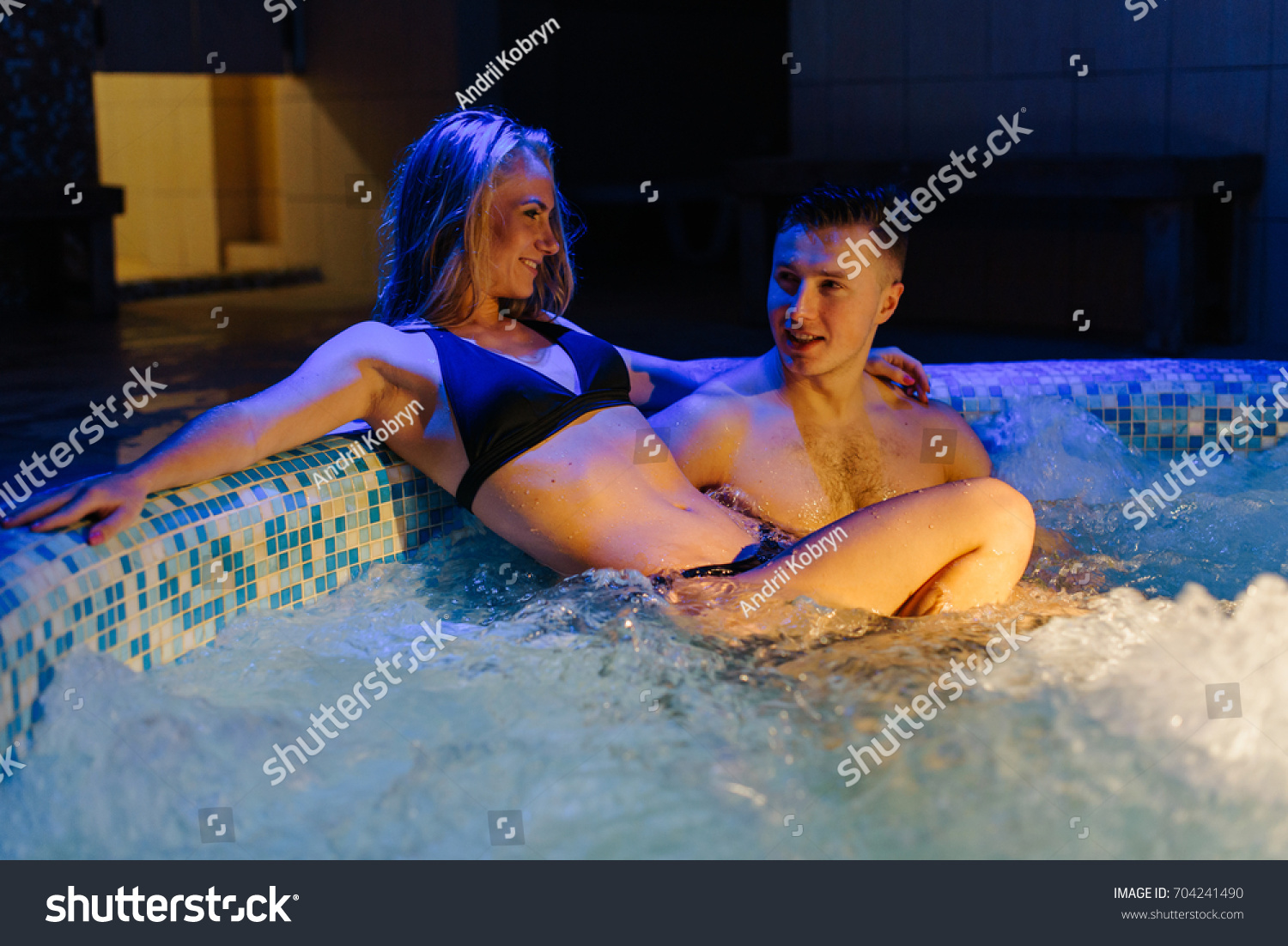 comedia sentido Bermad Young Sexy Couple Relaxing Hot Tub Foto de stock 704241490 | Shutterstock