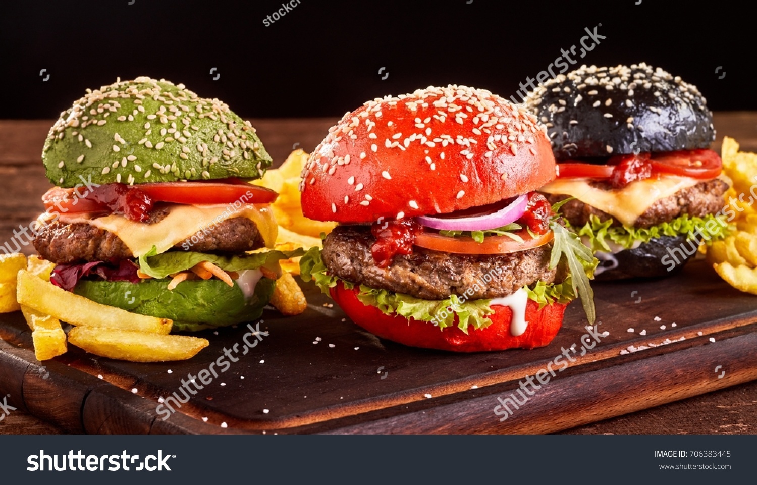 Красный бургер на черном фоне