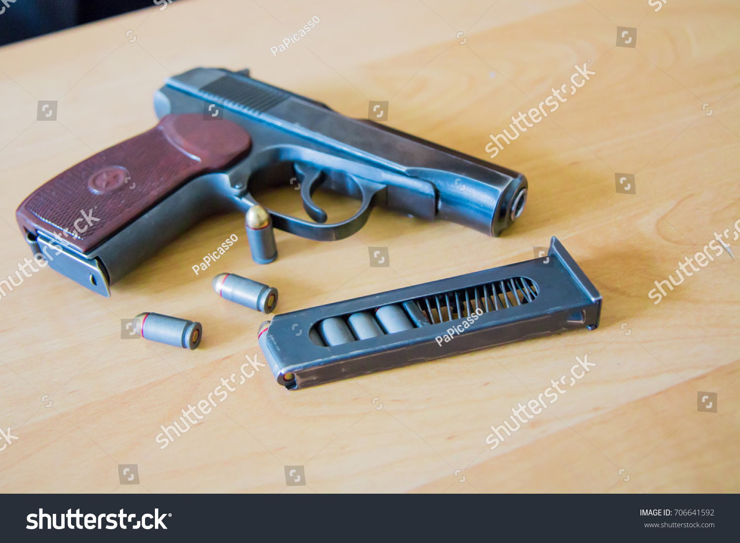 Пистолет Макарова на столе