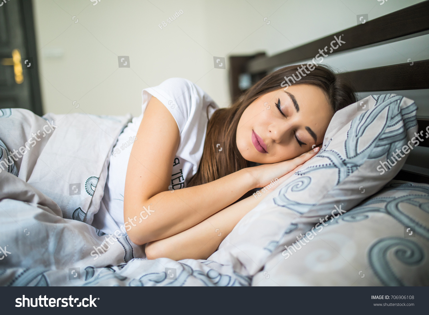 Девушка спит в квартире