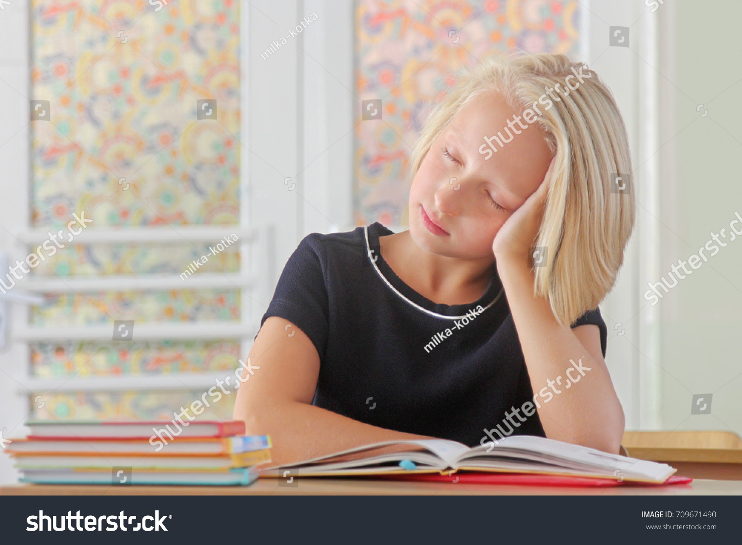 Девочка спит на уроке