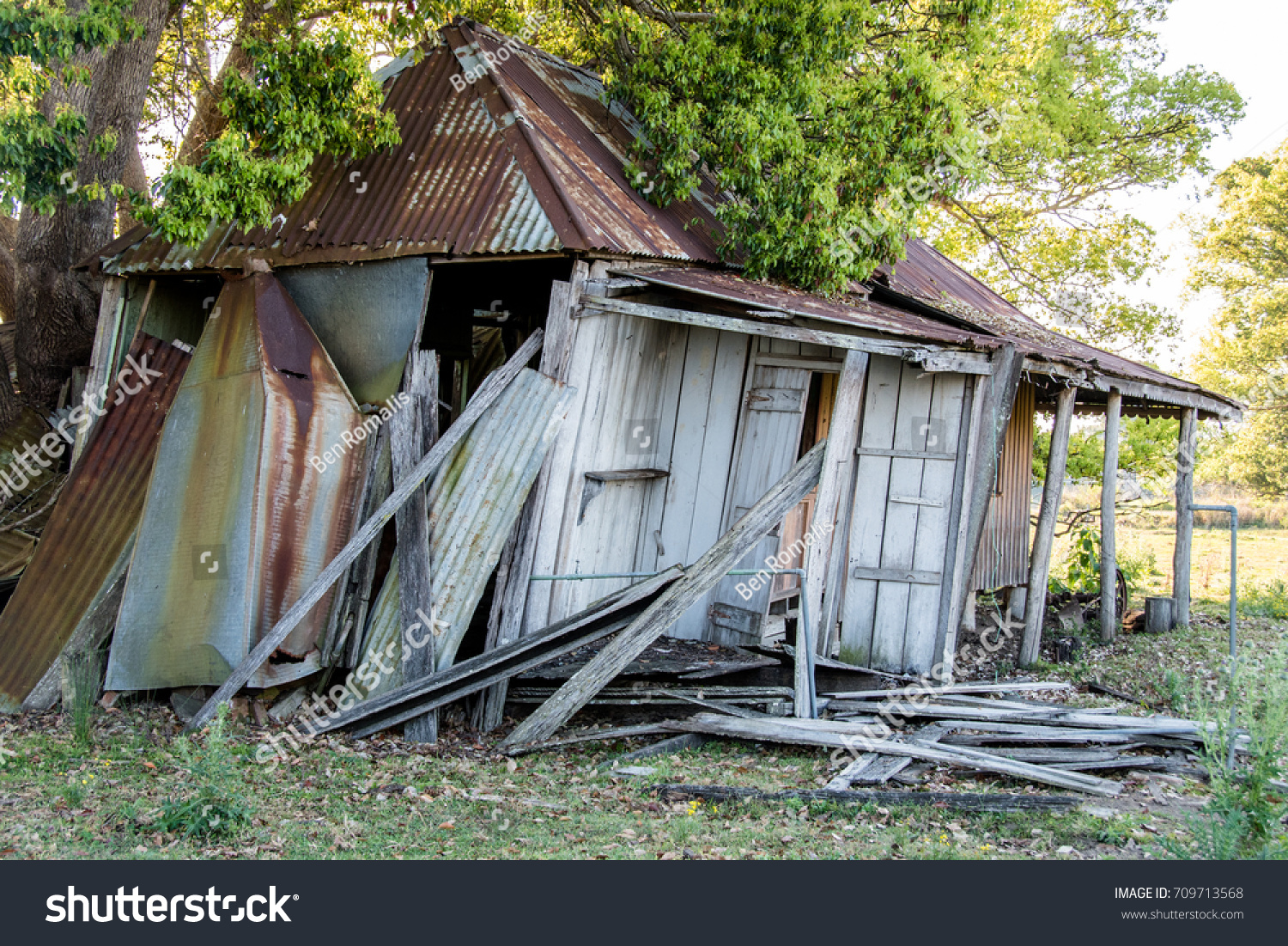 House broken. Broken House. Broken House картинка. Small broken House. Old broken House.