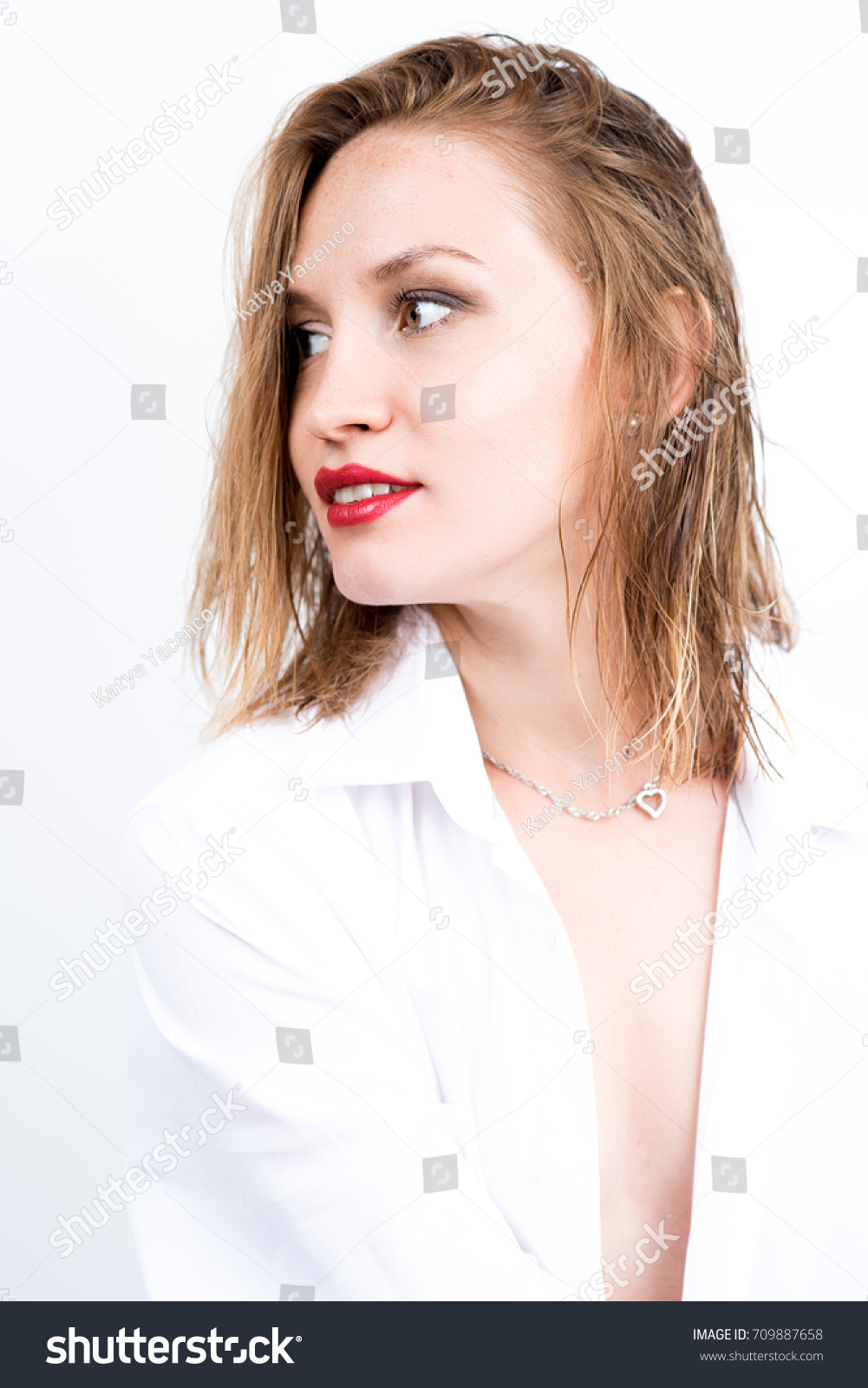 Skinny Girl Wet Red Hair Freckles Foto De Stock 709887658 Shutterstock