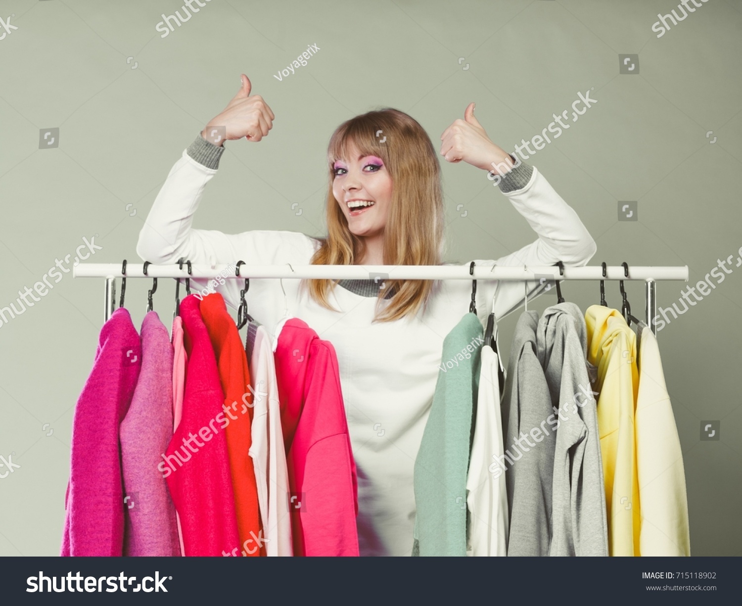Выбирает одежду