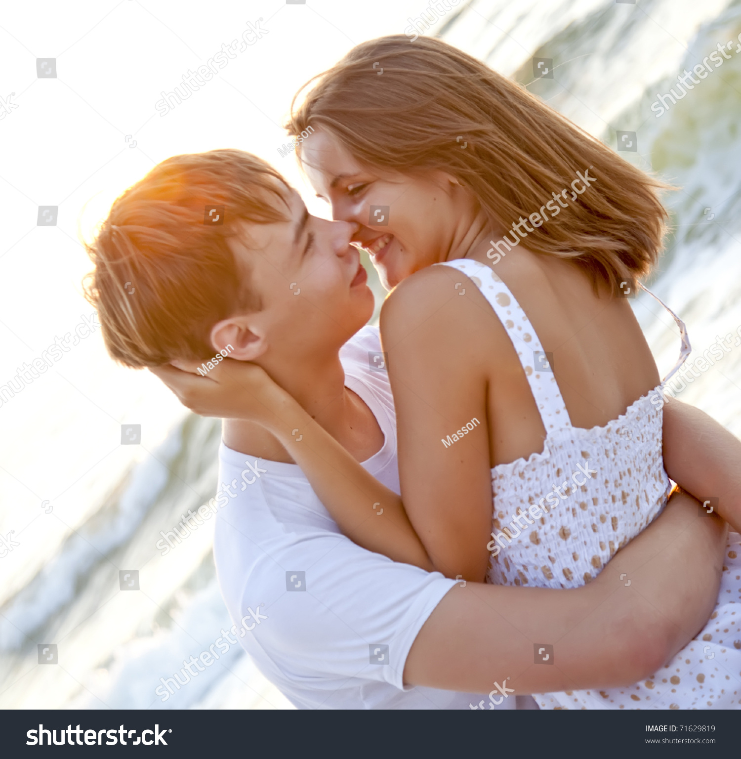 показать видео как голая девочка целуется с мальчиком фото 69