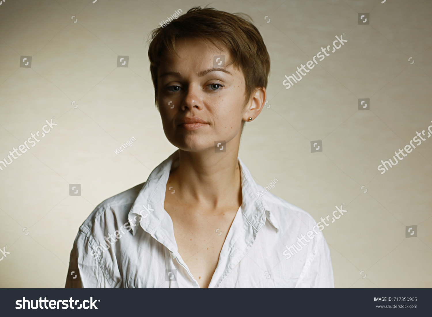  Studio Portrait Brunette Short Haircut Stock Photo 717350905 | Shutterstock