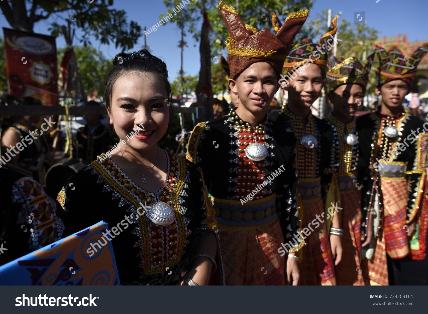 Penampangsabahmay 302017group People Sabah Traditional Costume Stock ...