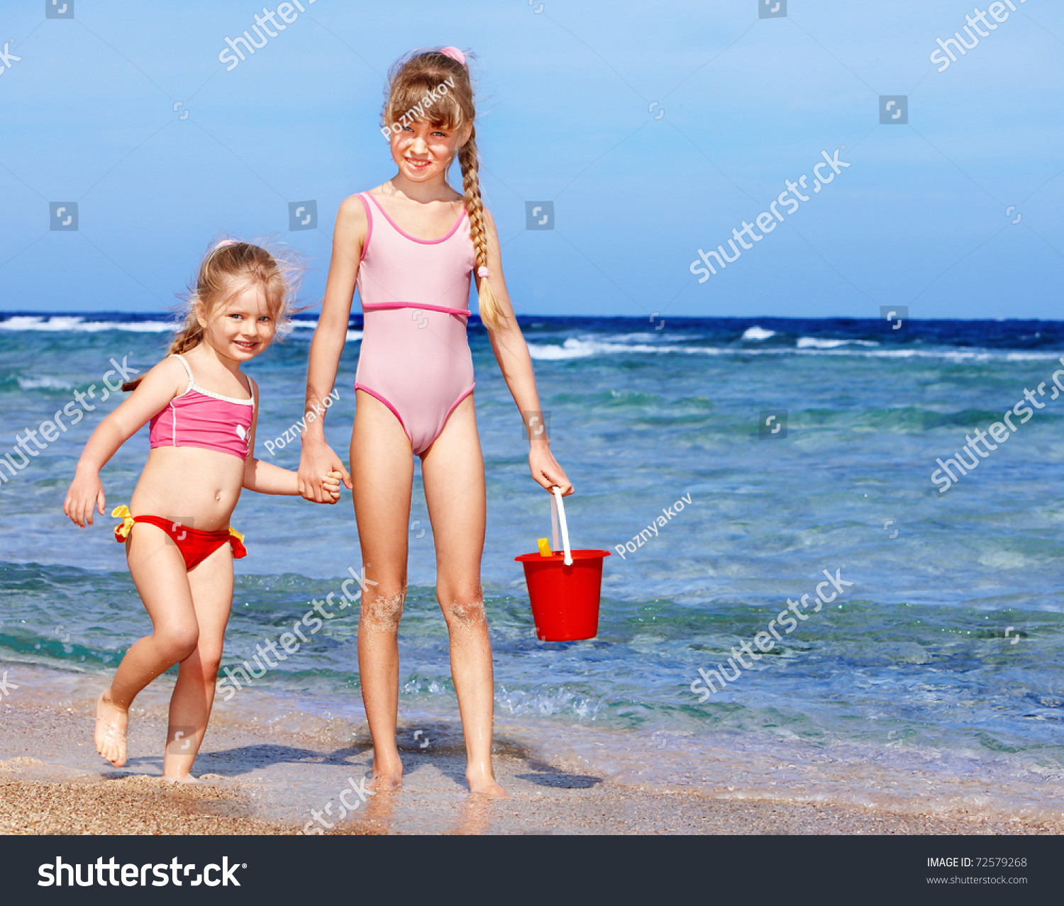 дети в купальниках на пляже