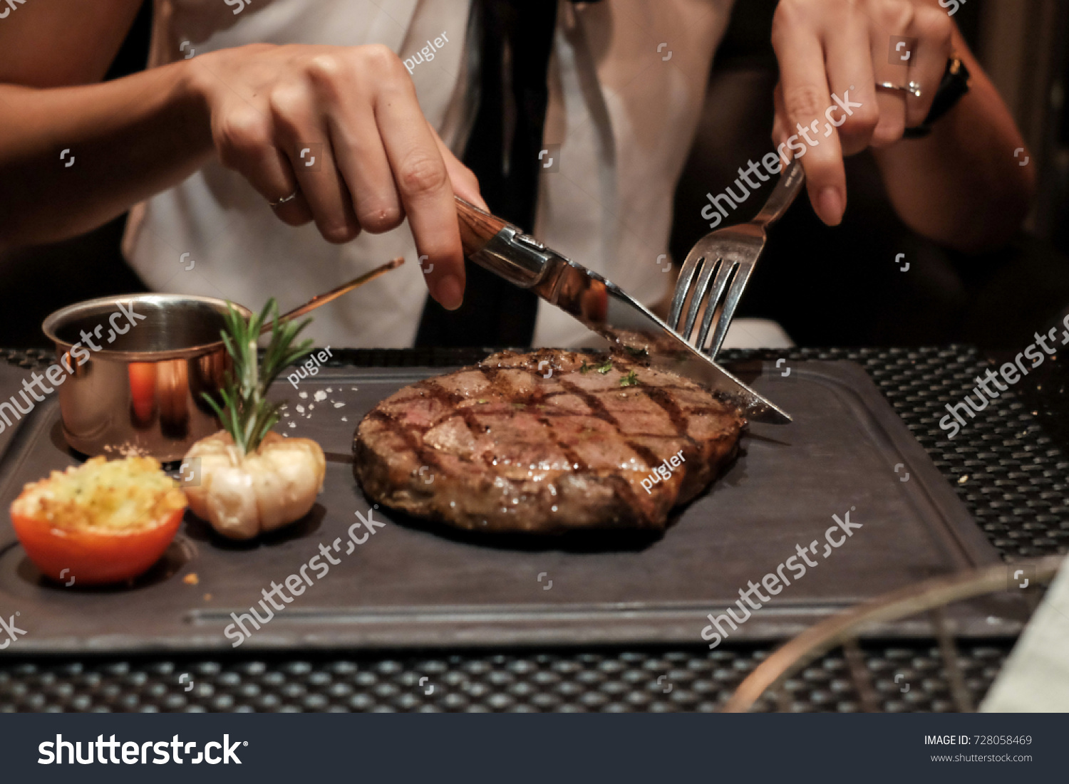 Мужчина ест стейк в ресторане