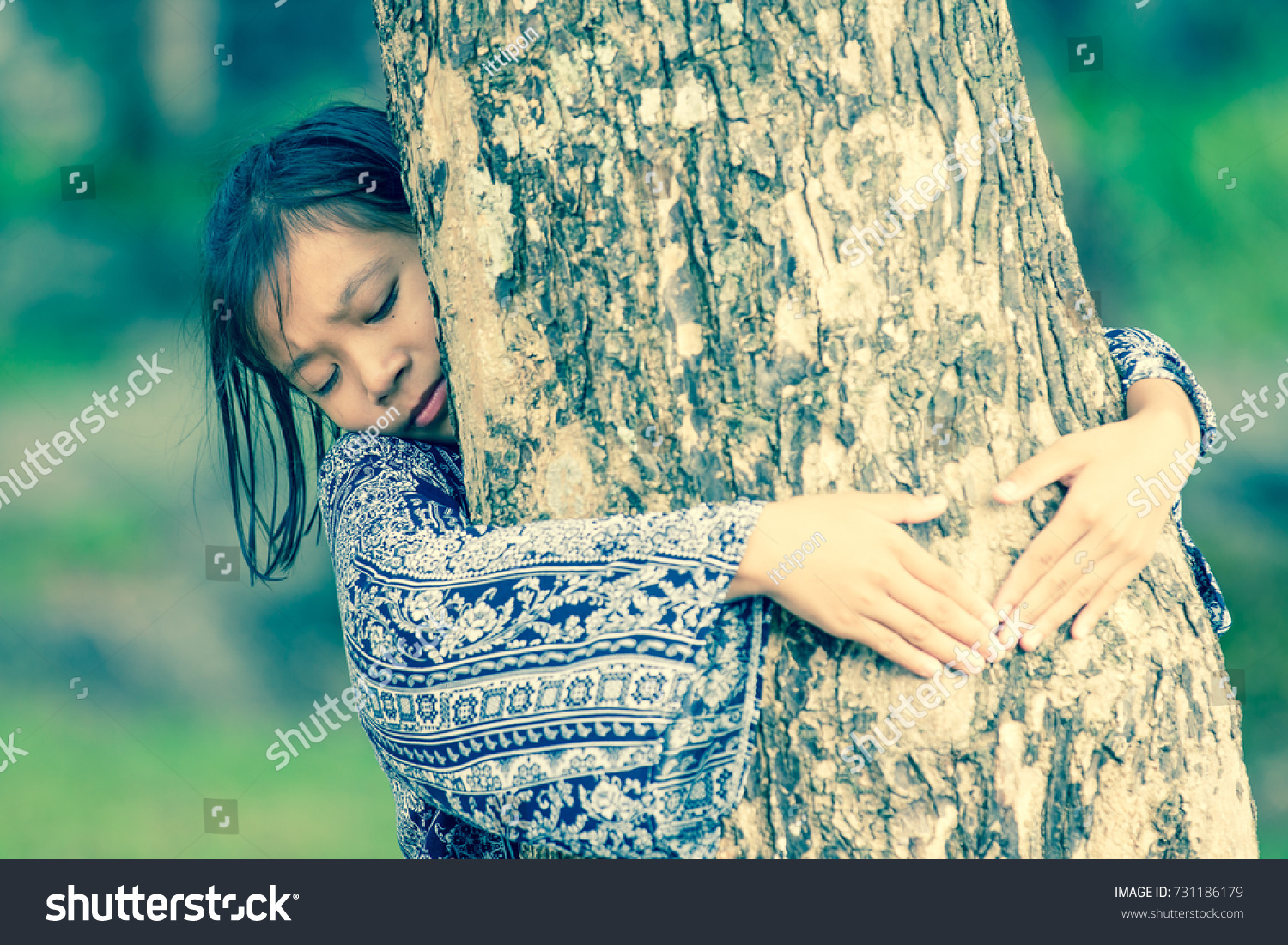 Asian Girl Hugging Tree Love写真素材731186179 Shutterstock