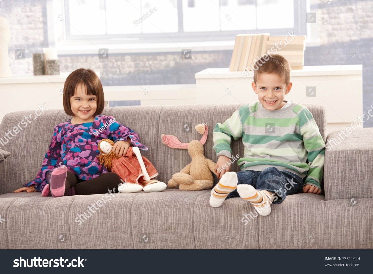 дети сидят на диване